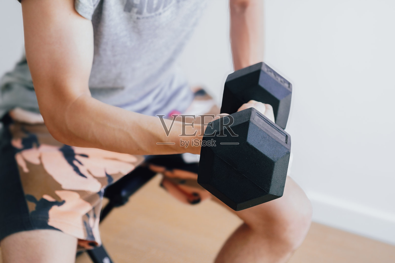 一个人在家用哑铃做力量训练照片摄影图片