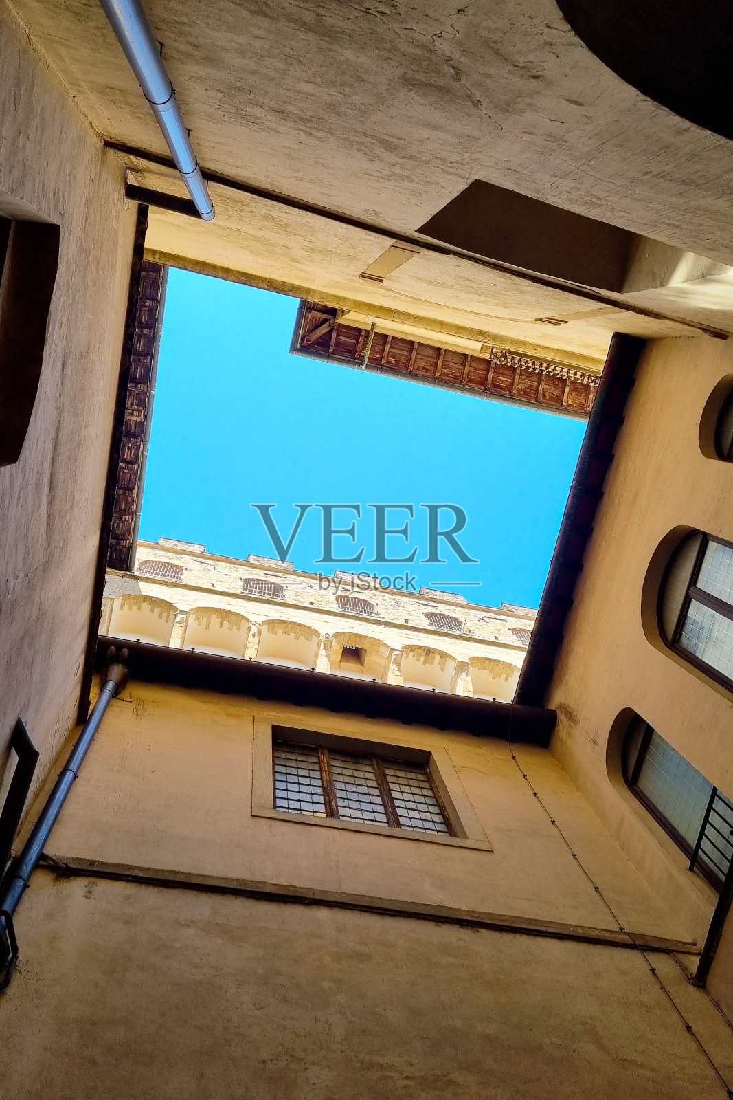 开放天景的历史院落建筑透视照片摄影图片