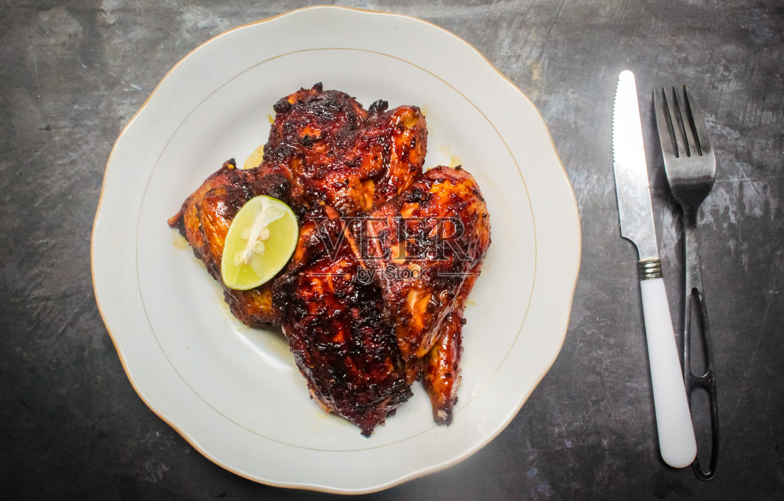 一盘烤鸡作为主菜照片摄影图片