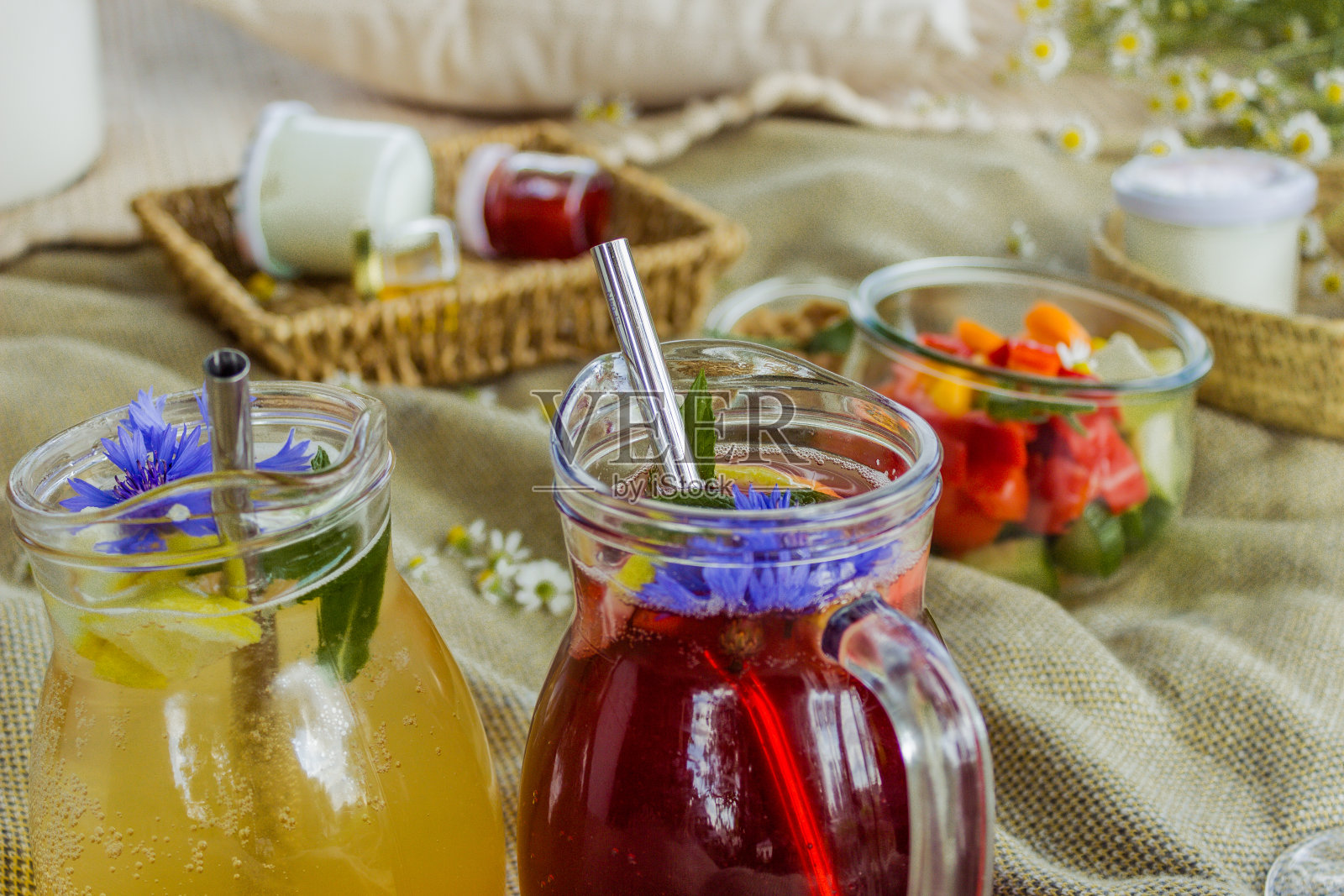 美丽的白色波西米亚风格装饰。在树下的草地上野餐照片摄影图片