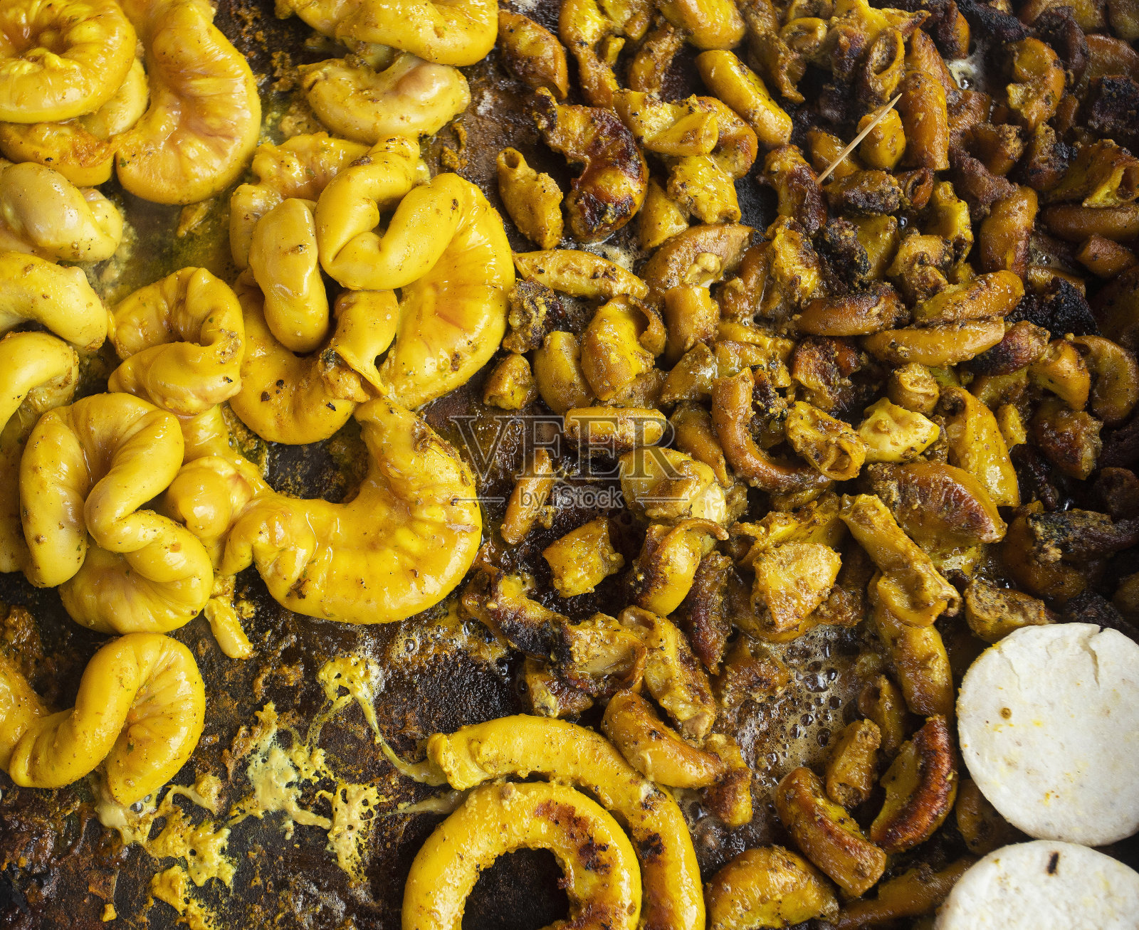 街边摊上的烤栗豆-牛的小肠照片摄影图片