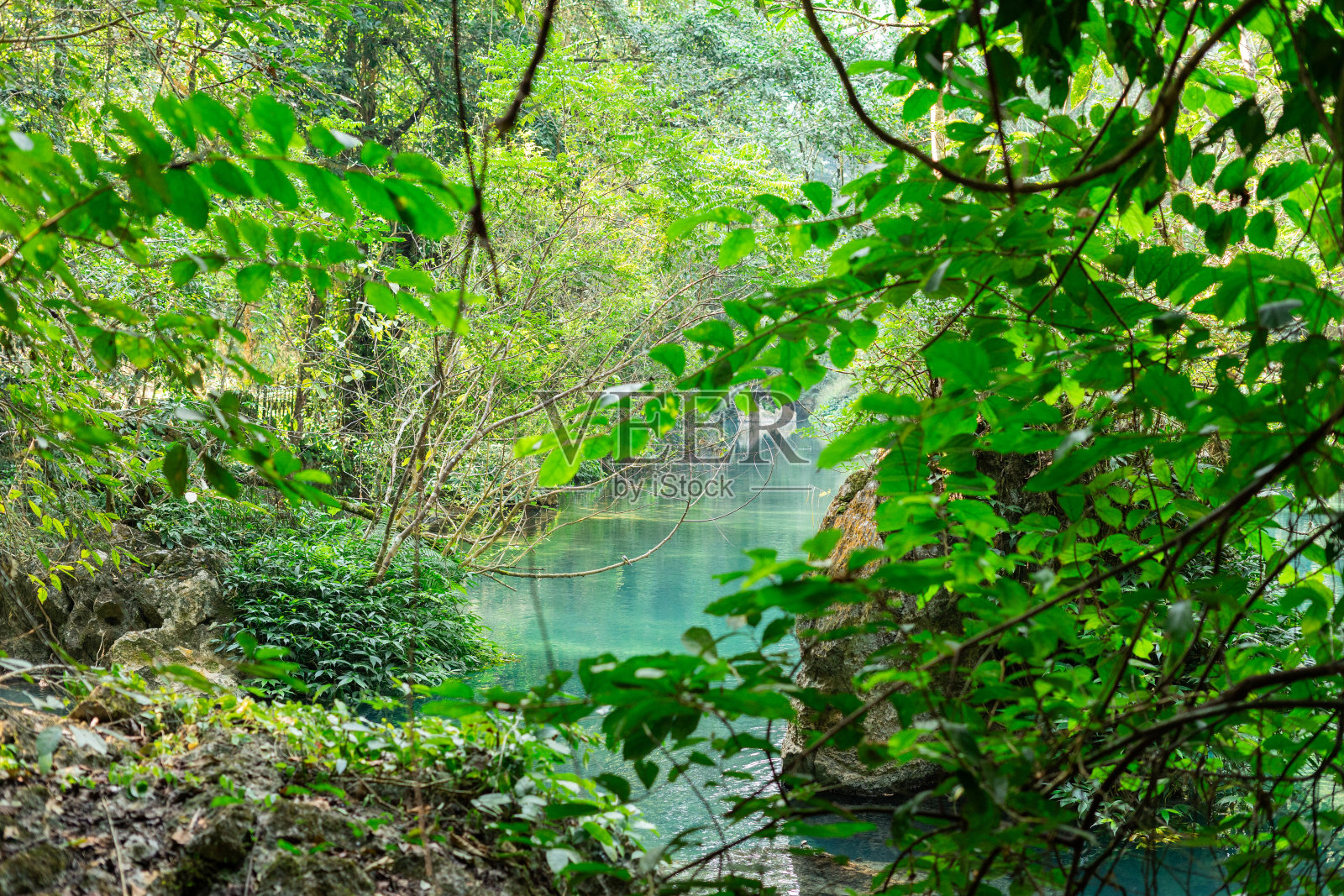 画面中湛蓝清澈的小溪，清新的空气，Coc Bo洞穴，高如越南照片摄影图片