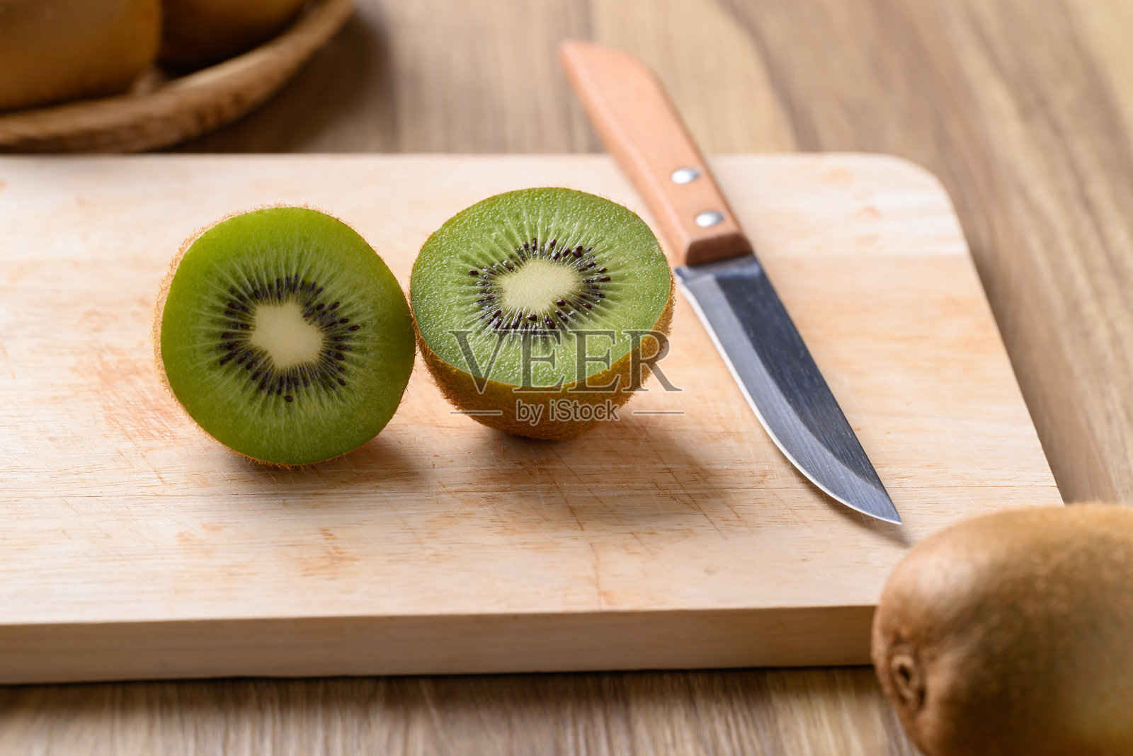 新鲜猕猴桃切成木板，健康食用照片摄影图片