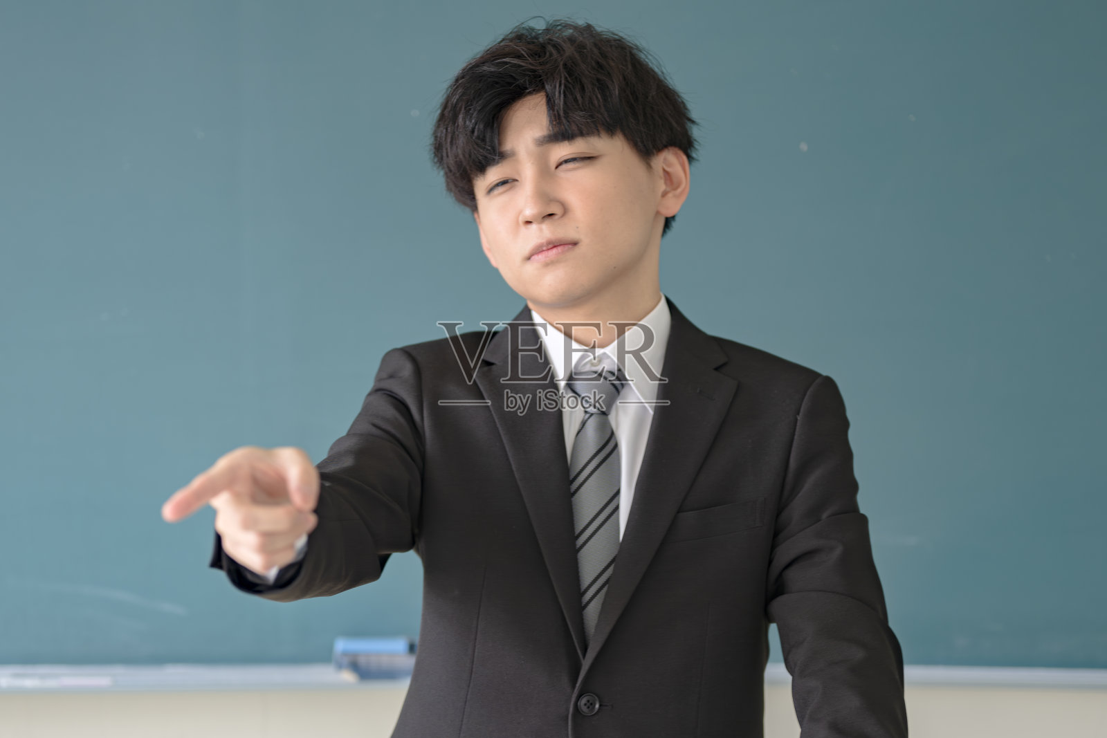 老师在教室上课照片摄影图片