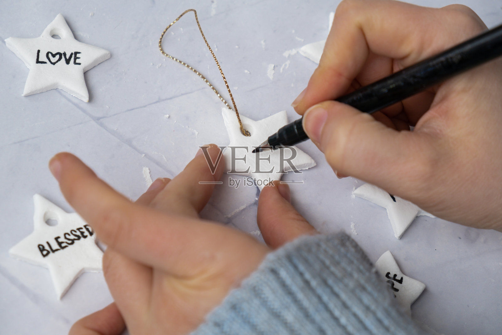 儿童风干粘土手工活动创意，圣诞树装饰DIY步骤，现代简约环保设计照片摄影图片