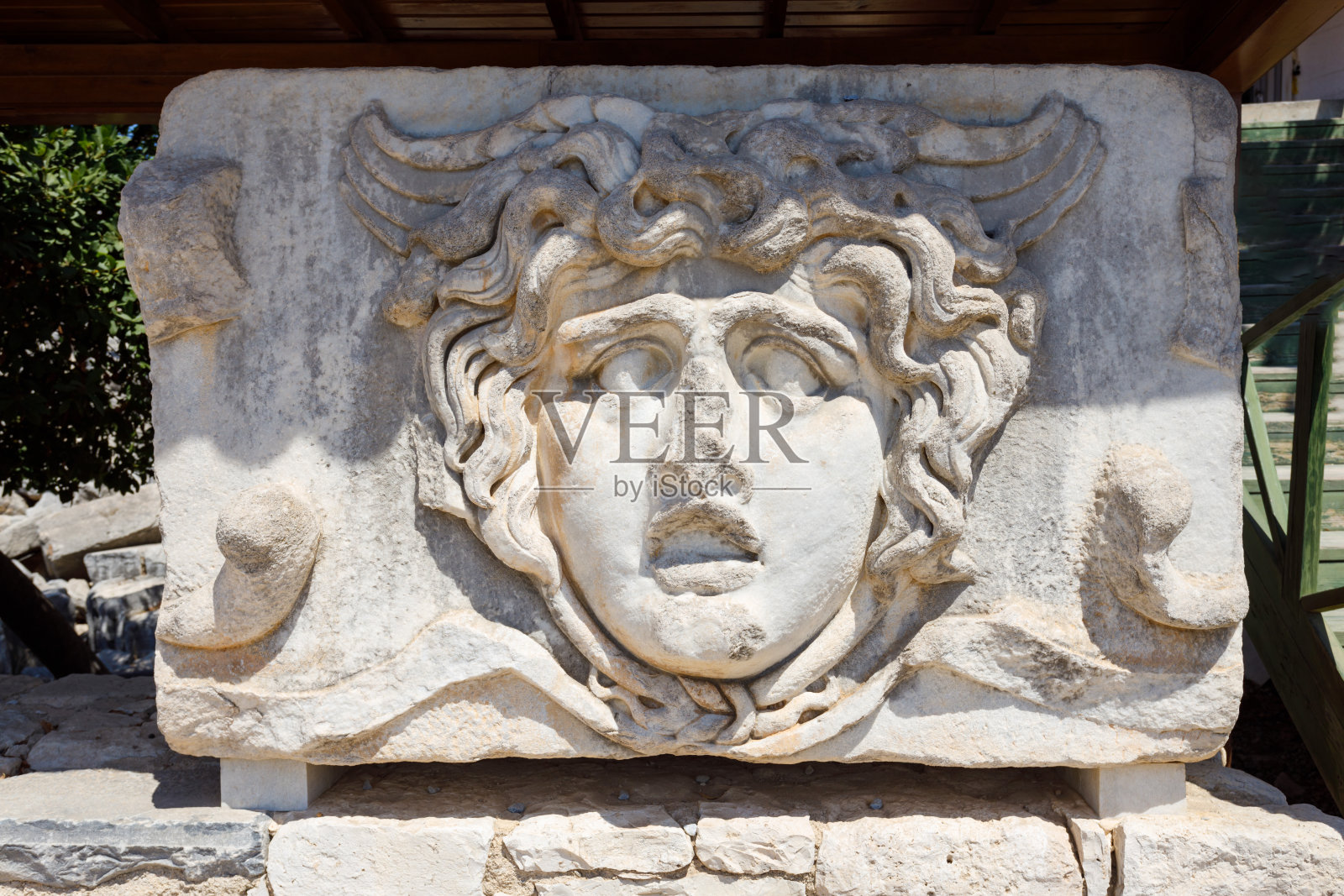 刻着美杜莎头像的石雕，位于狄丁的狄德玛阿波罗神庙照片摄影图片