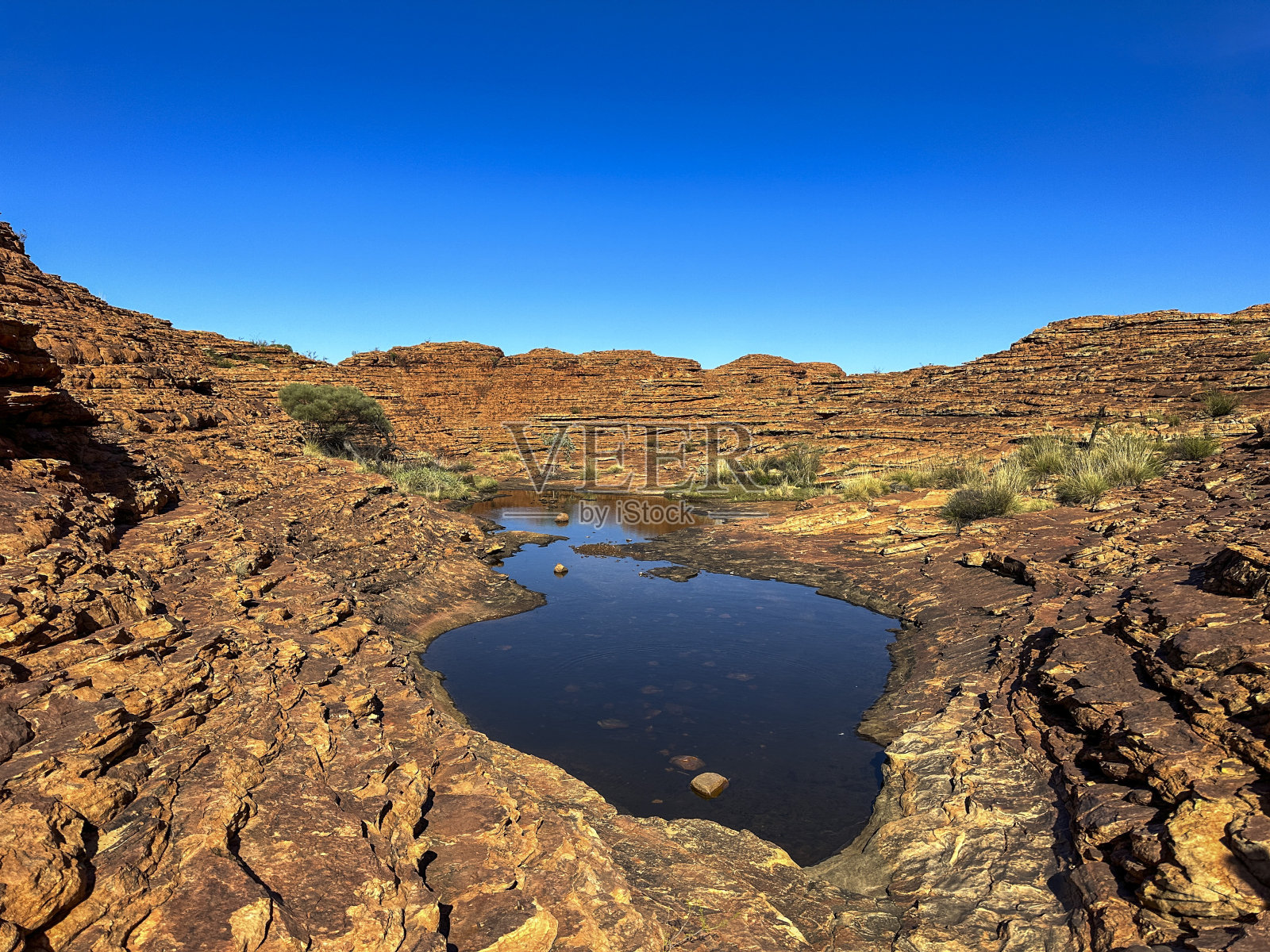 红色中心砂岩地层中间的水坑照片摄影图片