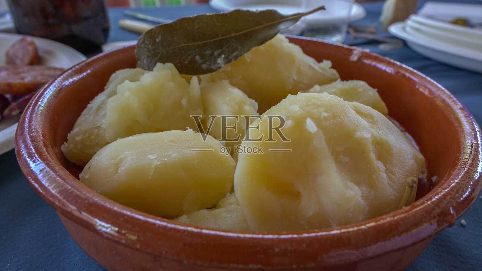 用陶碗盛煮土豆照片摄影图片