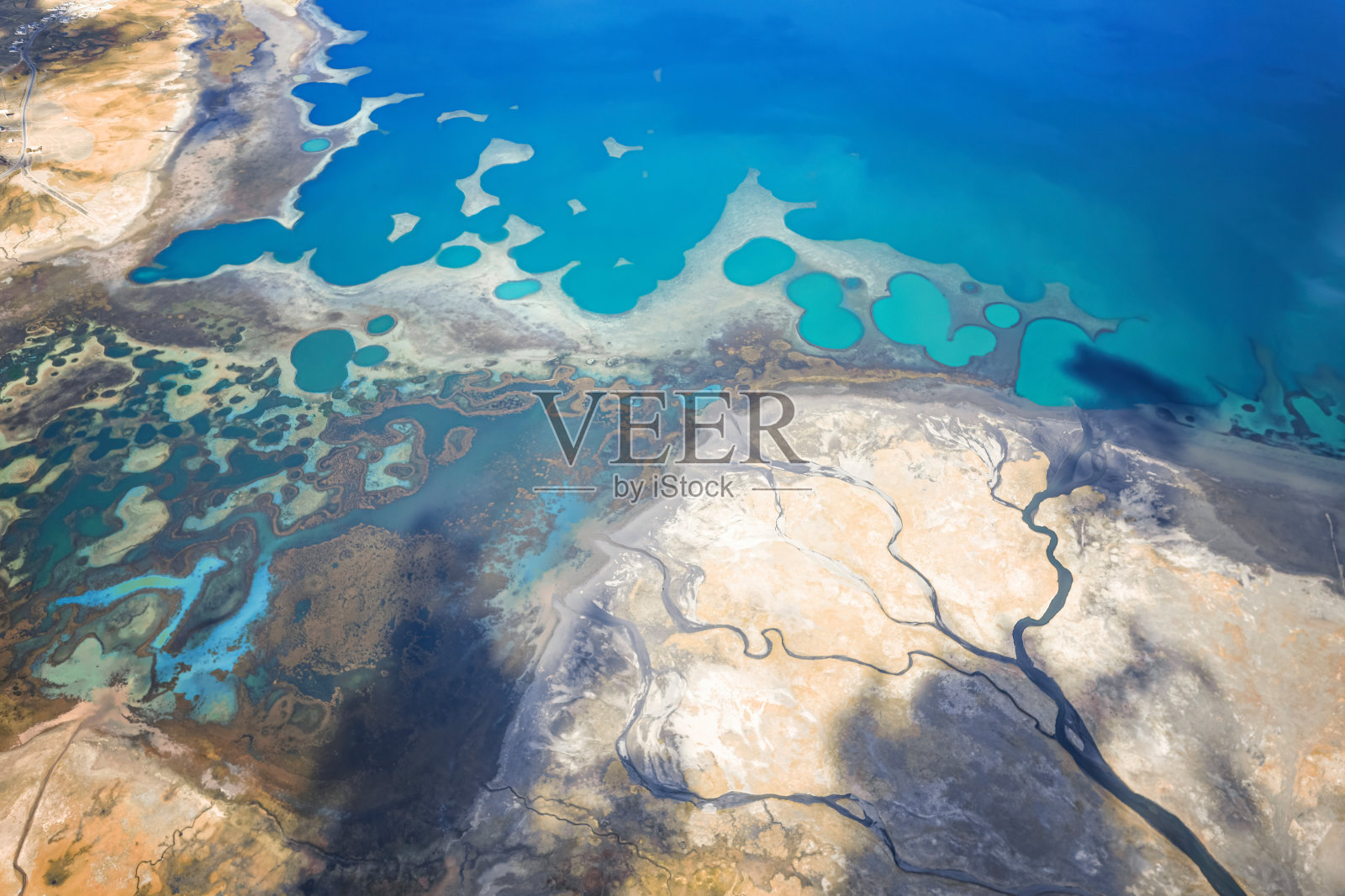 西藏羊卓雍措(Yamzhog Yumco)色彩斑斓的湖边照片摄影图片