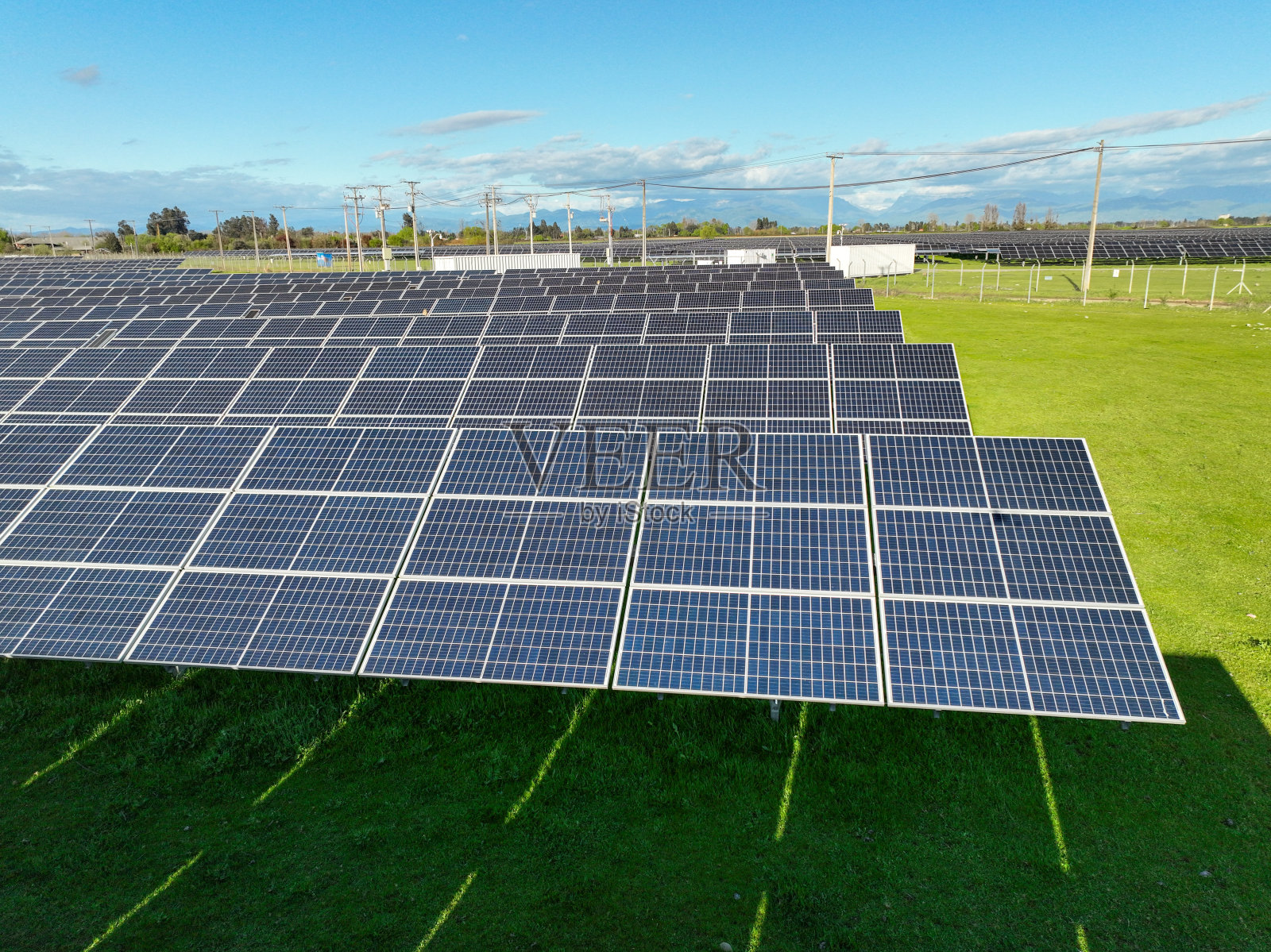 夏季野外的太阳能电池板，无人机航拍图照片摄影图片