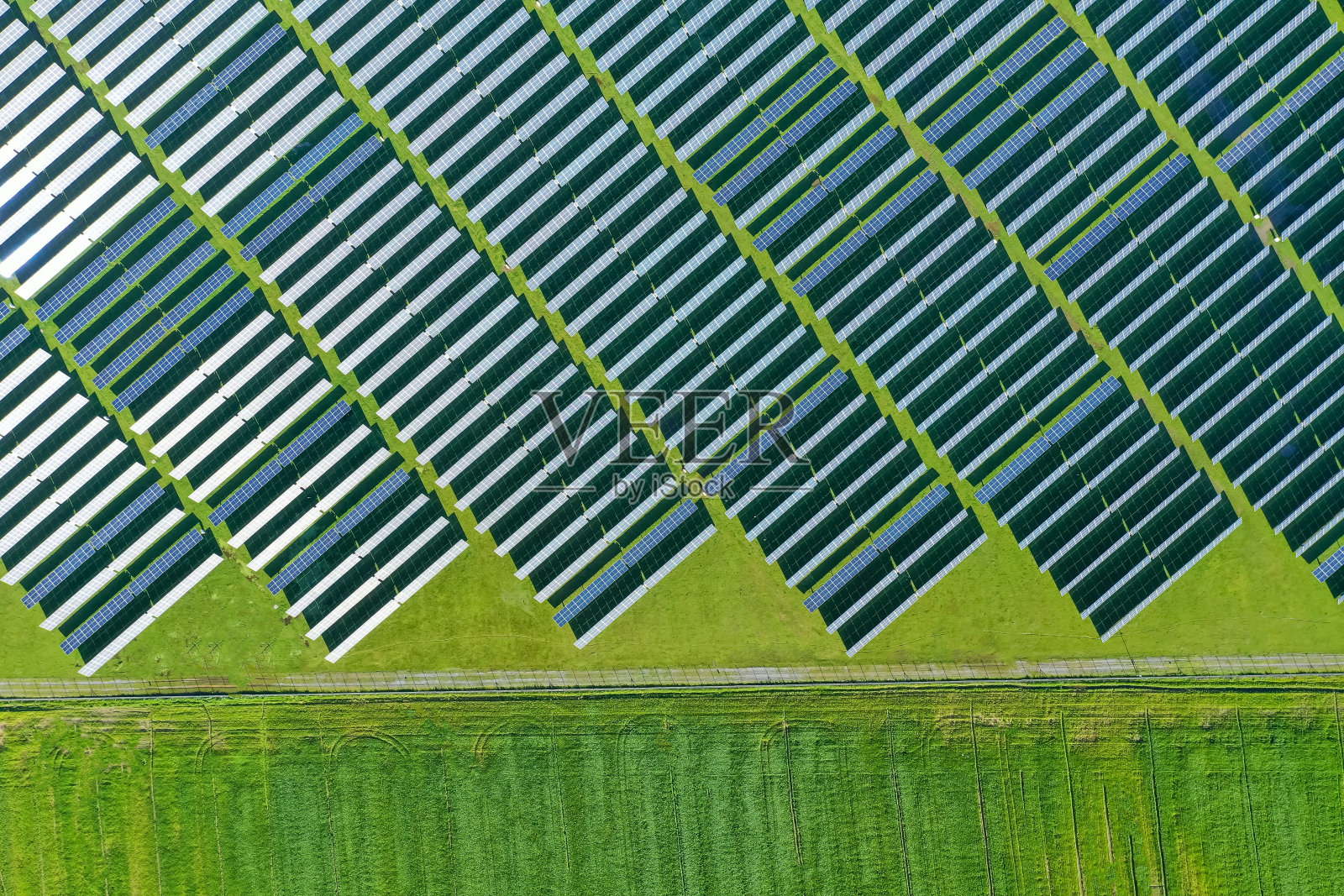 夏季野外的太阳能电池板，无人机航拍图照片摄影图片