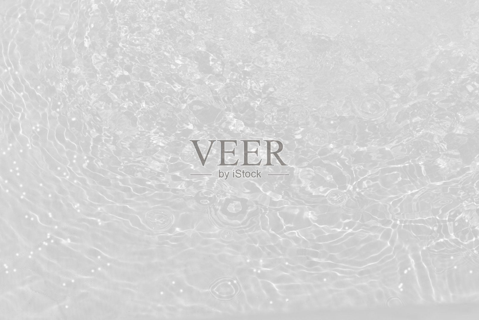 水面泛起涟漪的白水。散焦模糊透明白色彩色清澈平静水面纹理飞溅和气泡。水波与闪亮的图案纹理背景。照片摄影图片