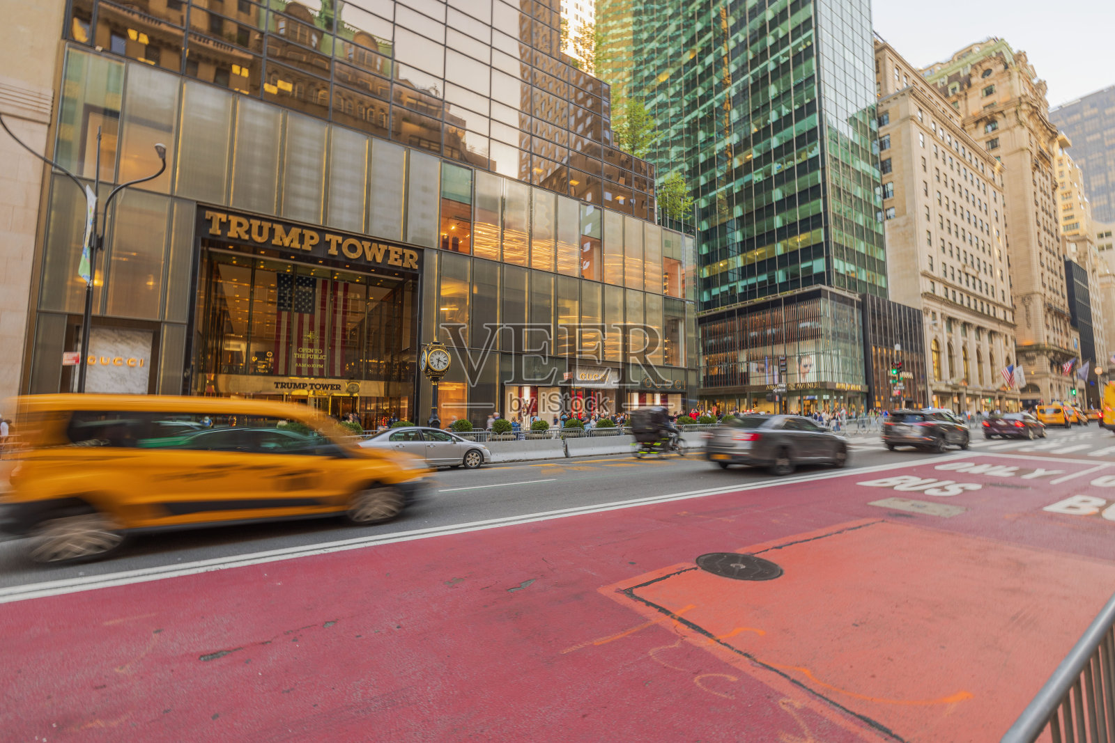 纽约第五大道繁华的城市街道上，特朗普大厦的入口，黄色的出租车和行人。照片摄影图片