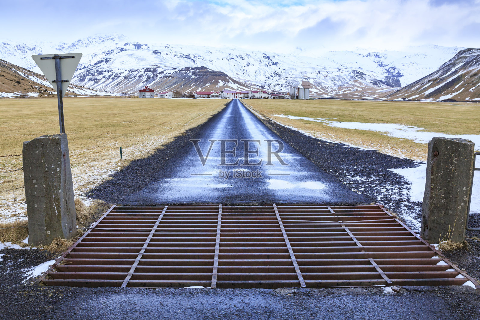 南冰岛1号公路雪景中的冬日夕阳。照片摄影图片