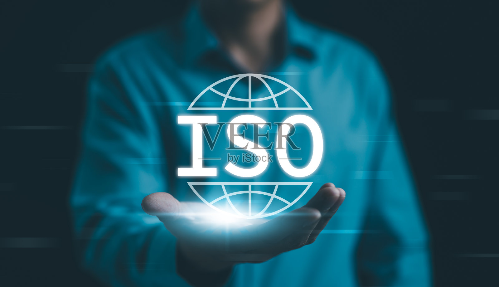 ISO标准质量控制保证。商人手持发光的ISO标志，代表国际质量控制、保证和商业技术标准。ISO标准认证，QC，照片摄影图片