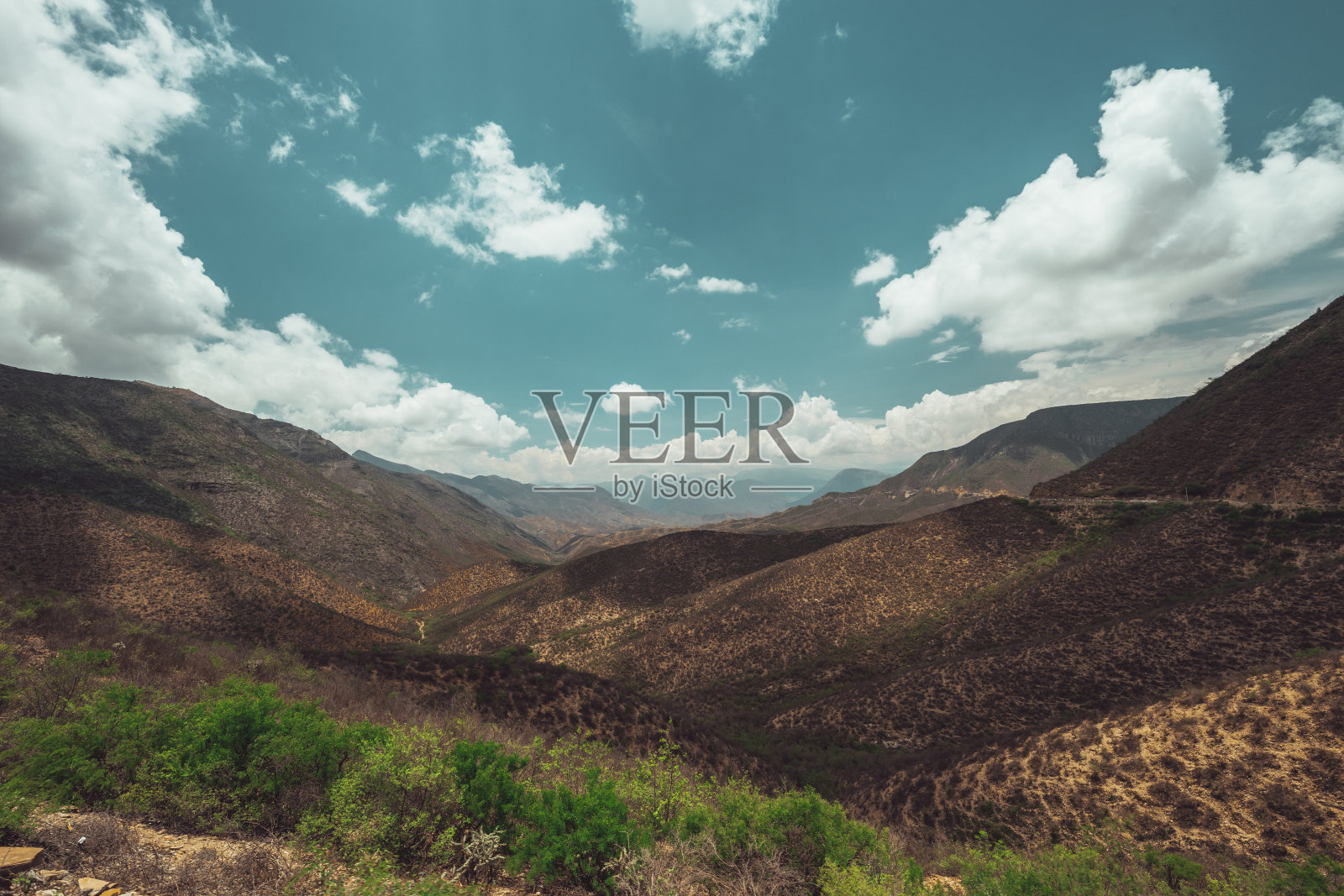 克雷塔罗的戈达山脉的风景摄影，主要是山脉和沙漠与美丽的蓝天。照片摄影图片