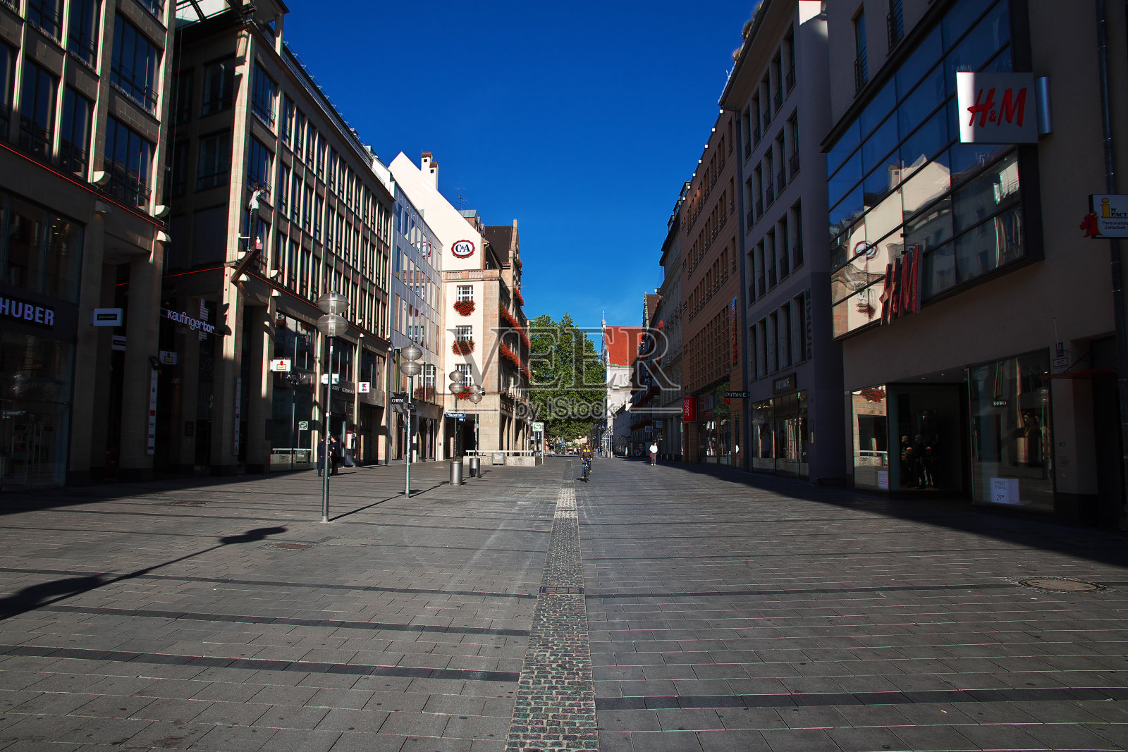 德国慕尼黑的考芬格大街(Kaufingerstrasse)照片摄影图片
