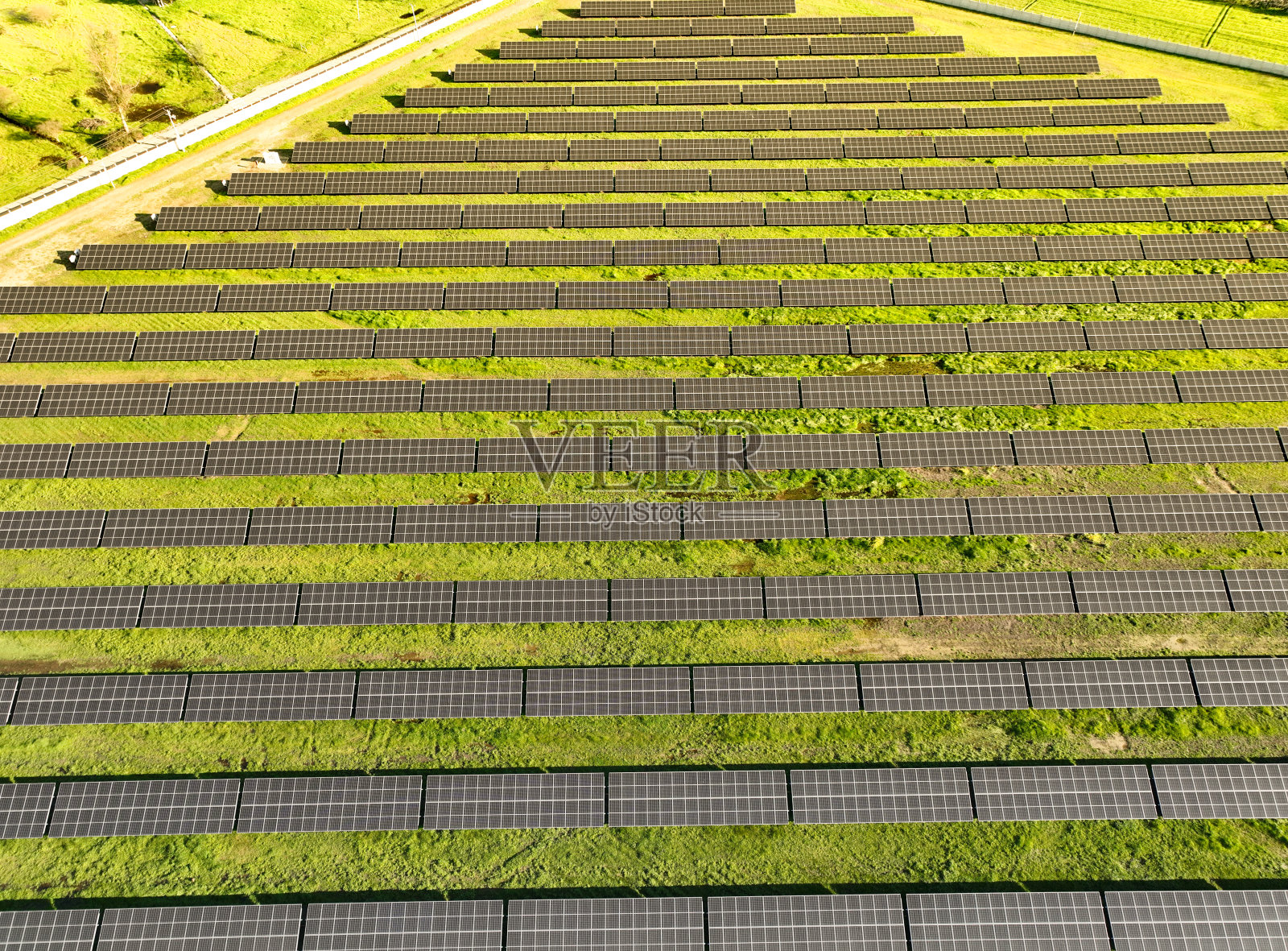 夏季野外的太阳能电池板，无人机航拍图照片摄影图片