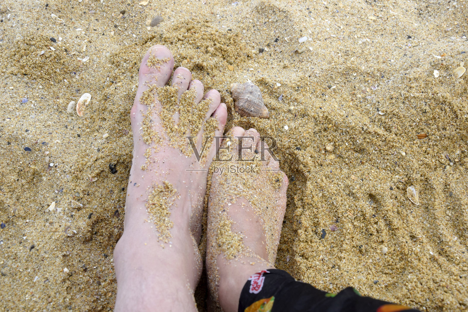 夏季和海滩的概念-女人和男人的脚一起在沙滩上。照片摄影图片