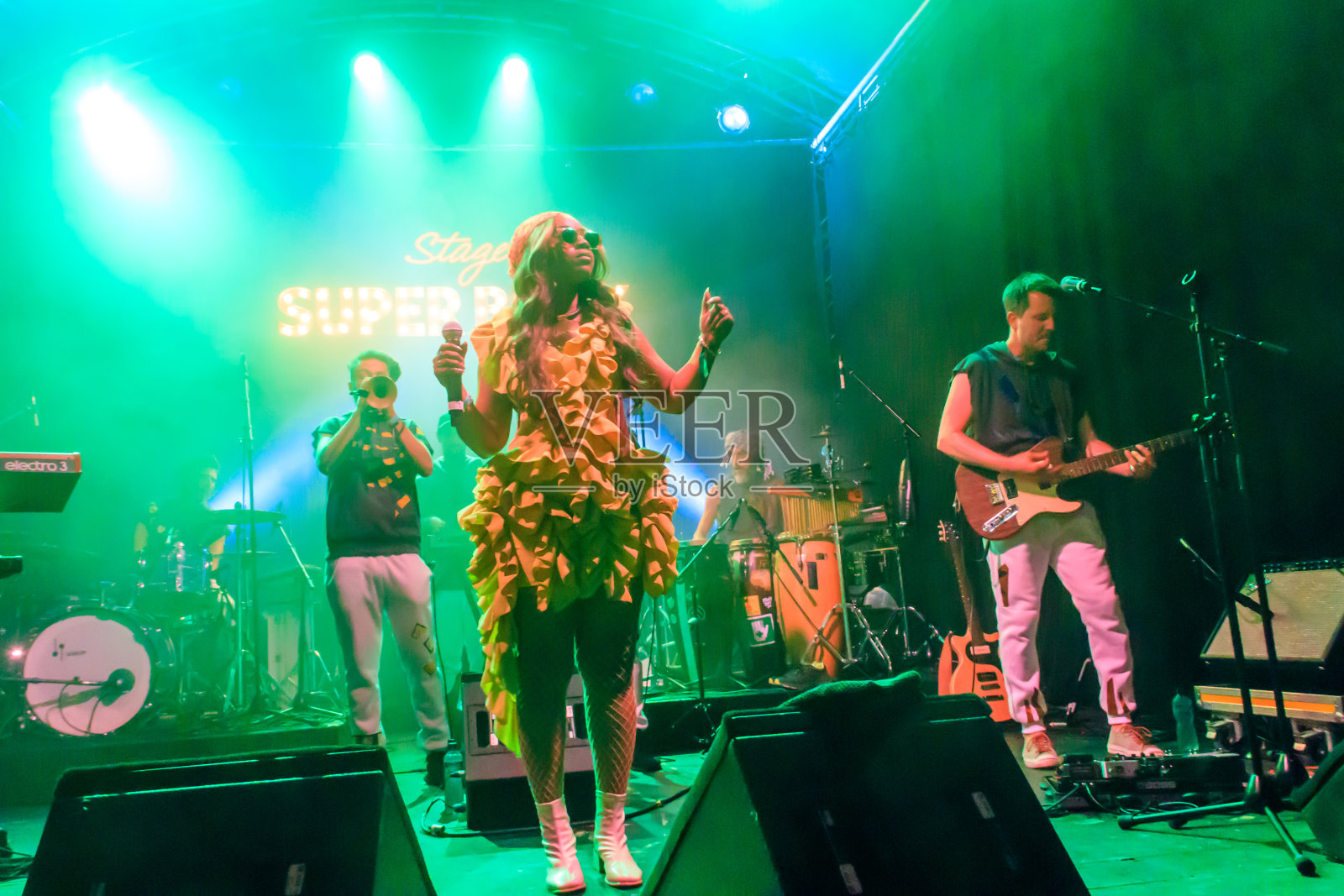 年轻女子萨莫拉在瑞士蒙特勒爵士音乐节上演唱照片摄影图片