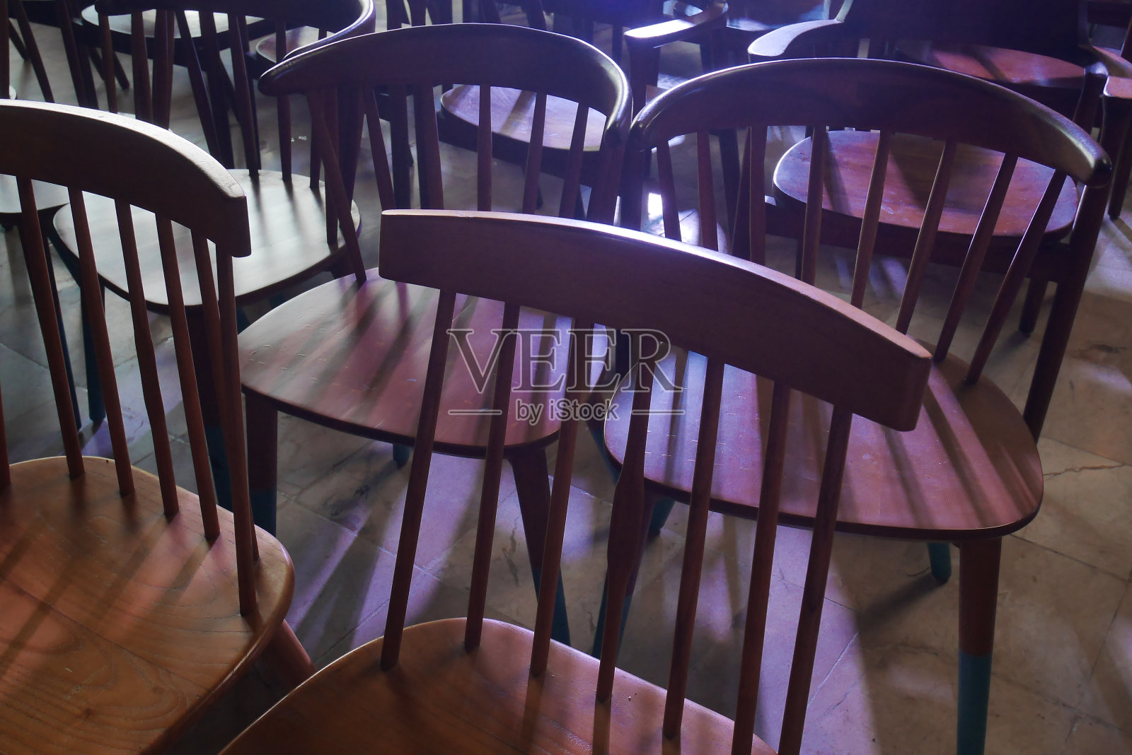 古色古香的椅子排列不规则，灯光从后面照进来照片摄影图片
