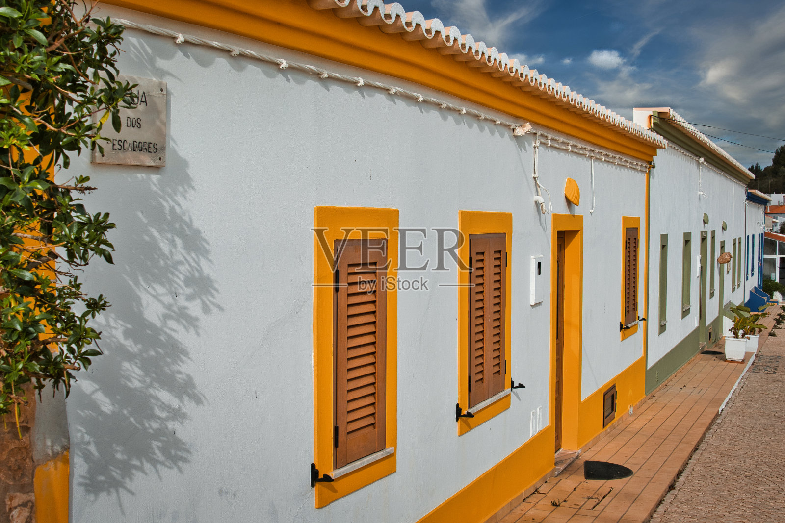 传统的葡萄牙小屋，五颜六色的门窗照片摄影图片
