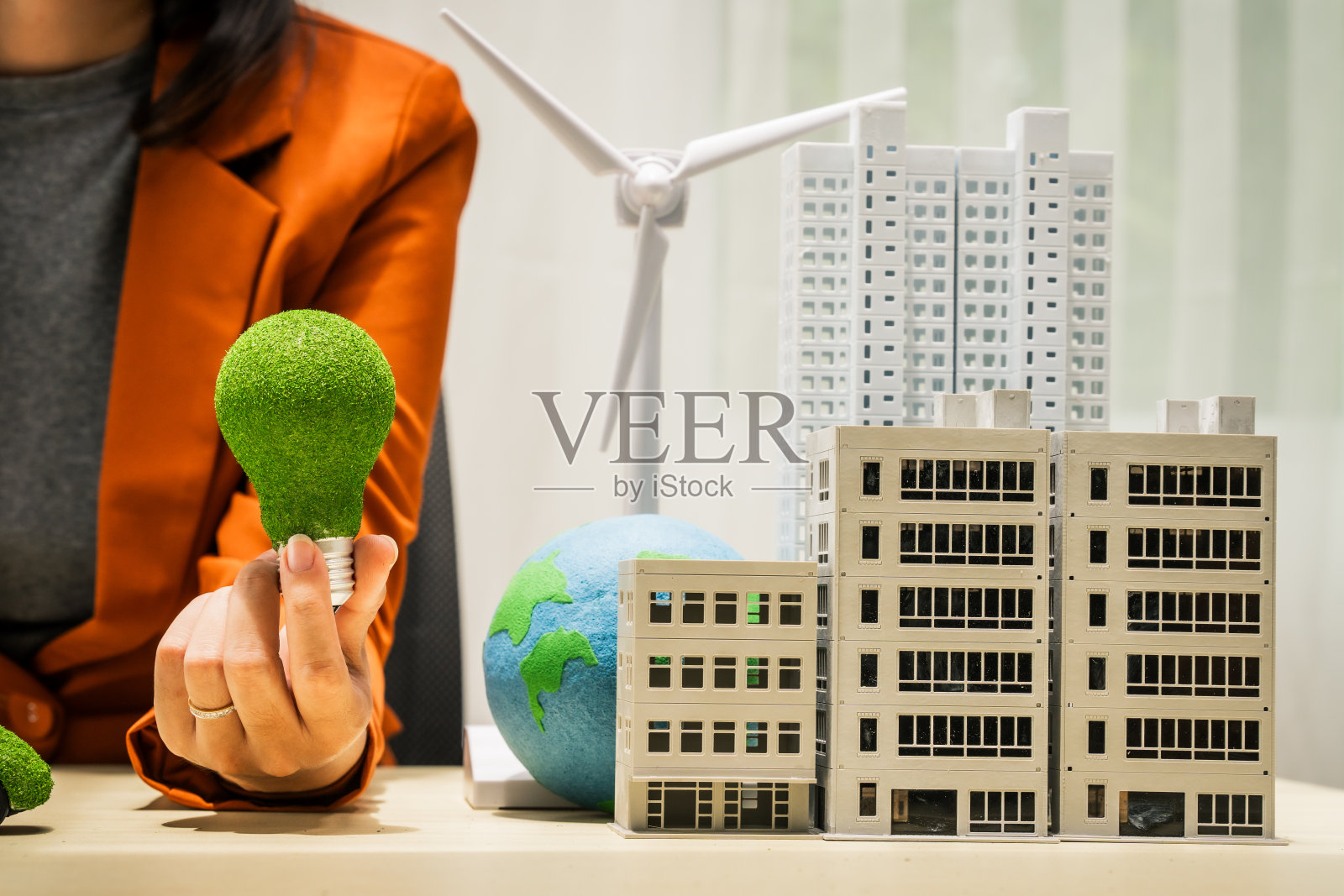 一位在城市可持续发展领域工作的女企业家，用绿色公寓和建筑推动生态友好型未来，创造一个清洁的环境友好型未来。照片摄影图片