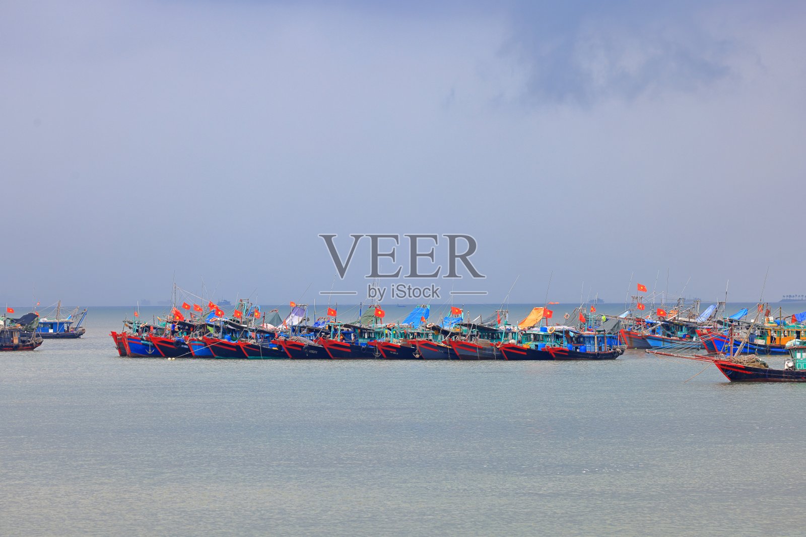 下龙湾，清福下龙湾的石灰岩岛屿，广宁，照片摄影图片