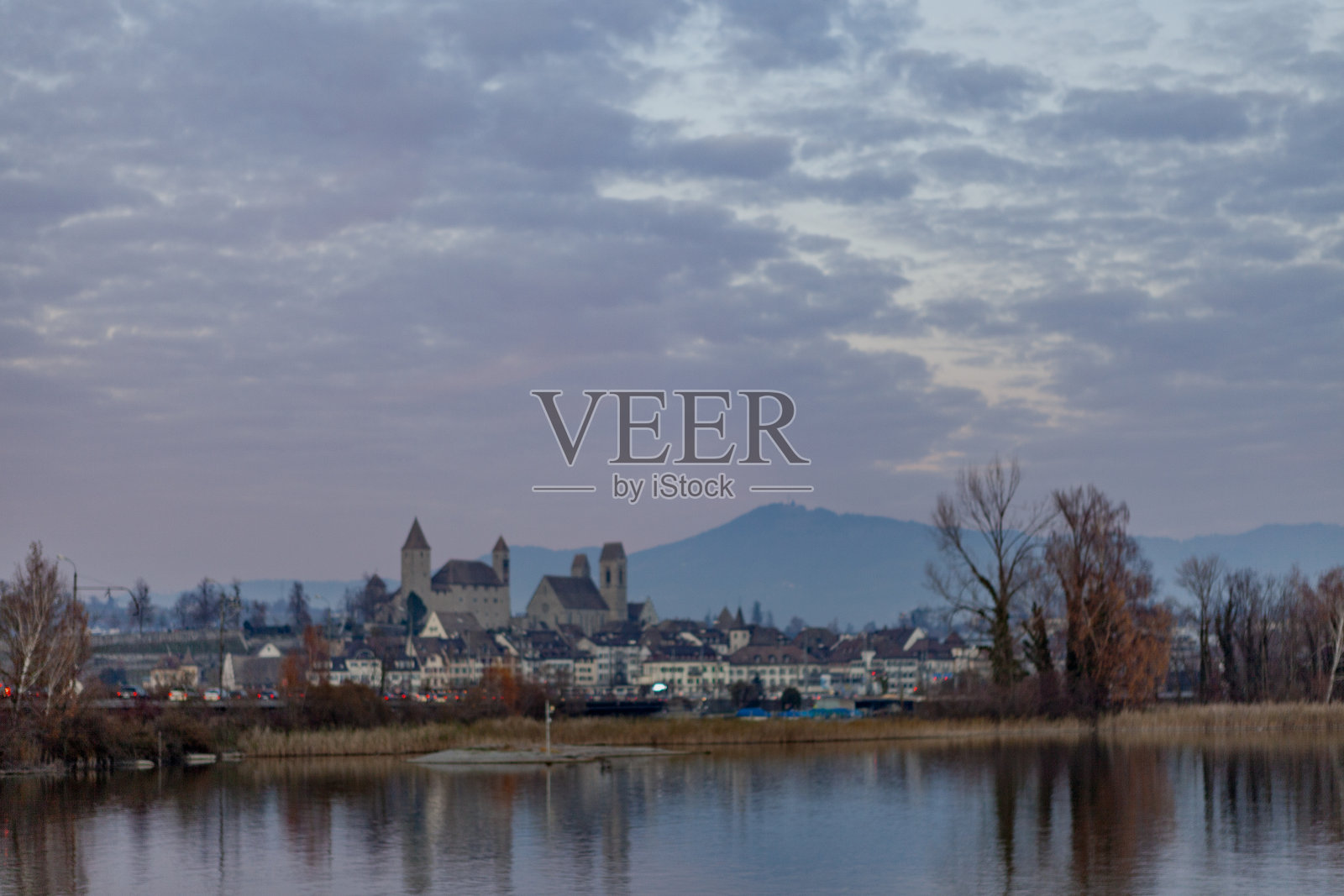 瑞士欧伯湖上的日落照片摄影图片