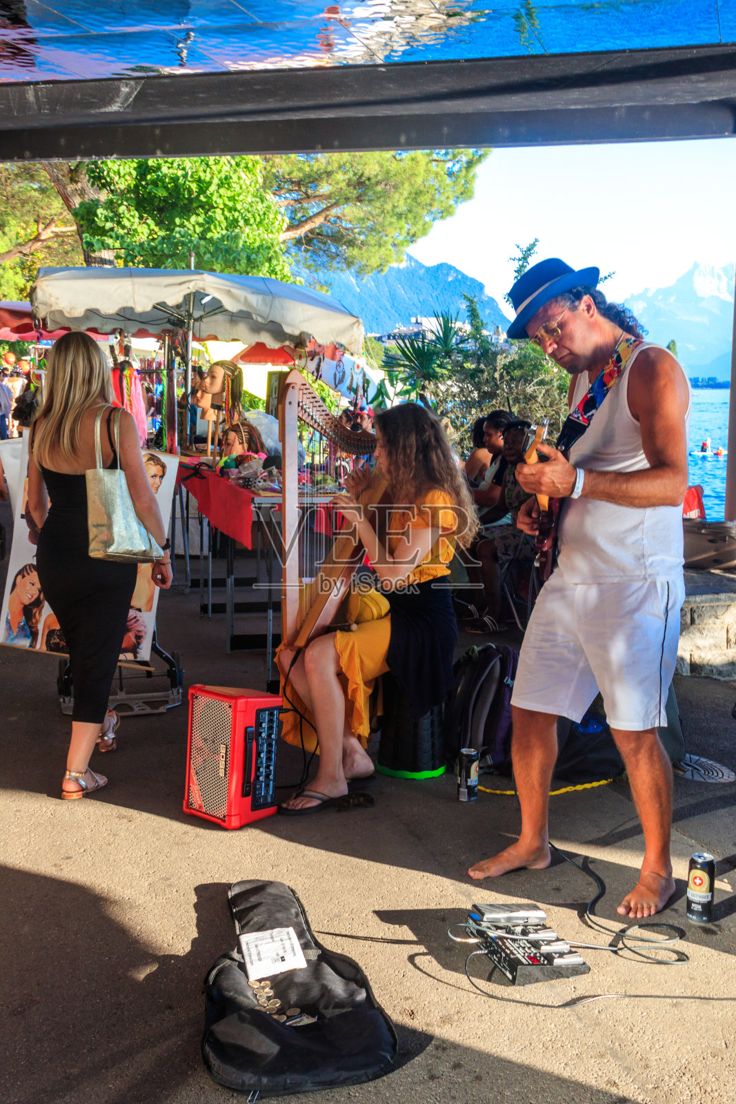 在瑞士蒙特勒爵士音乐节上，表演者在街头弹吉他照片摄影图片