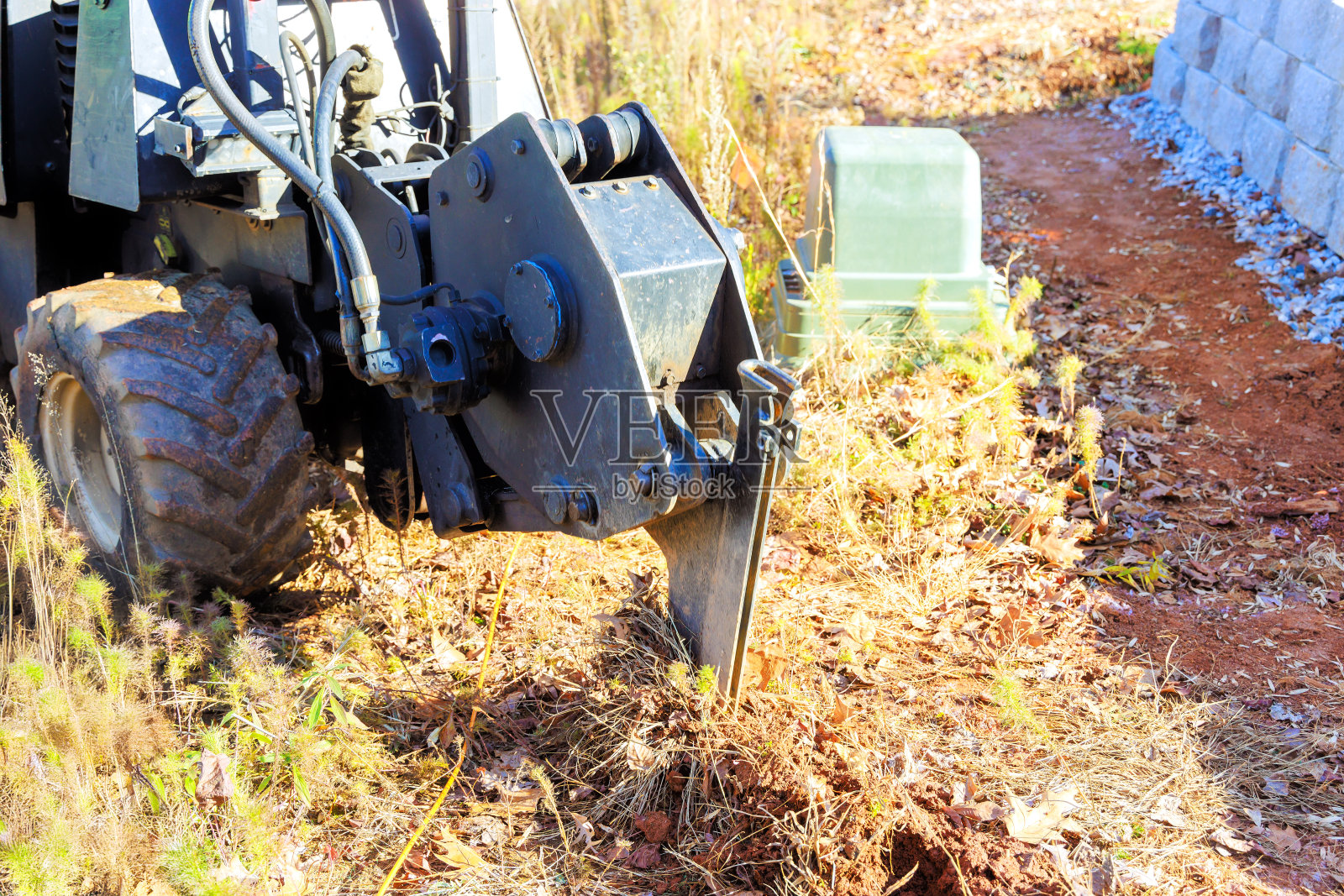 光纤电缆是在挖沟机缆绳犁拖拉机的帮助下敷设的照片摄影图片