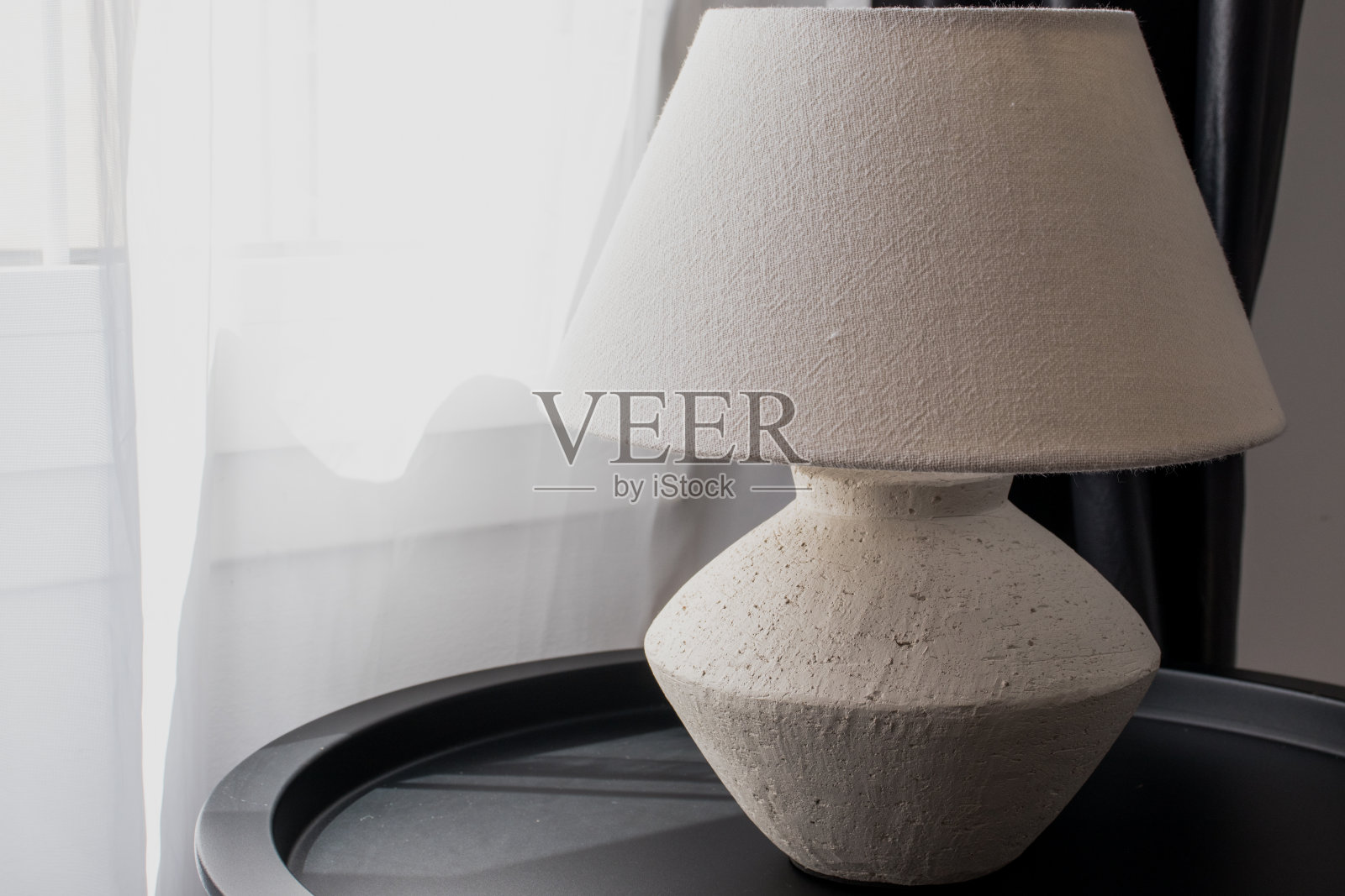 黑色表面上的白色台灯照片摄影图片