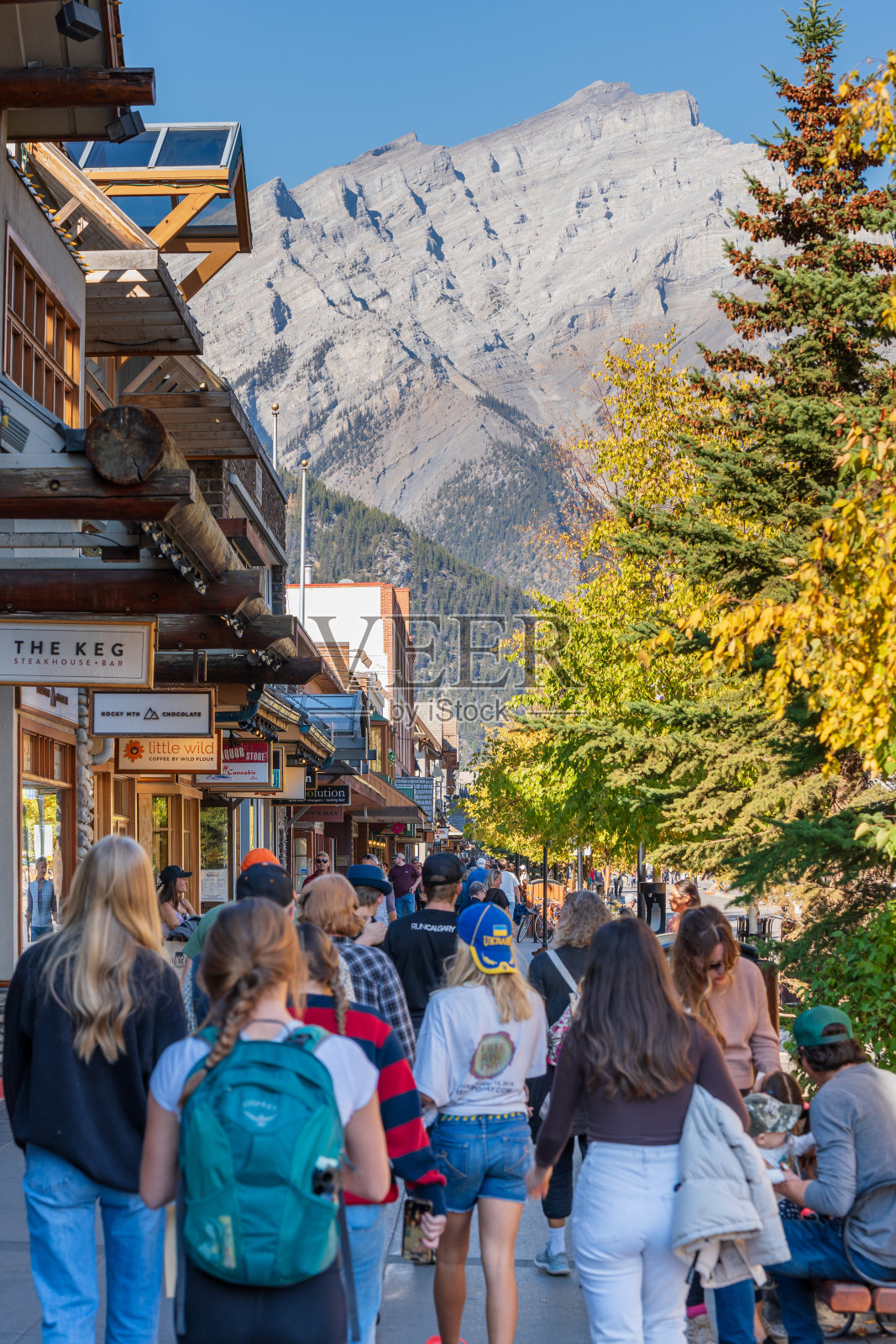 在一个秋日明媚的日子里，班夫大道。班夫，阿尔伯塔省，加拿大。照片摄影图片
