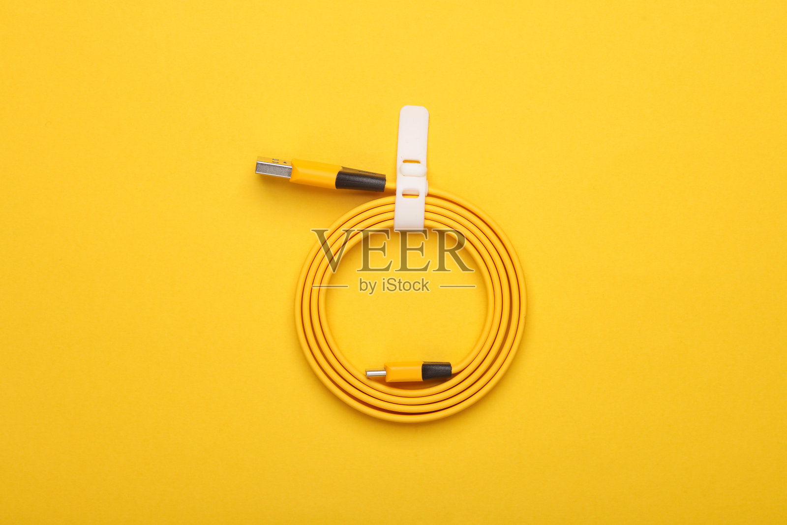 黄色usb电缆卷在黄色背景上照片摄影图片