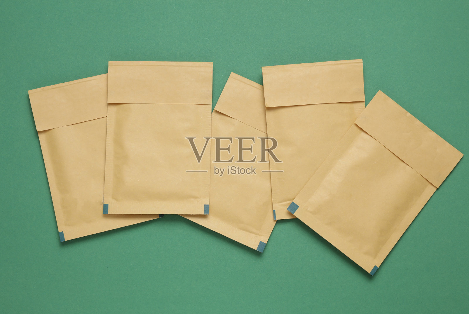 绿色背景邮包信封照片摄影图片