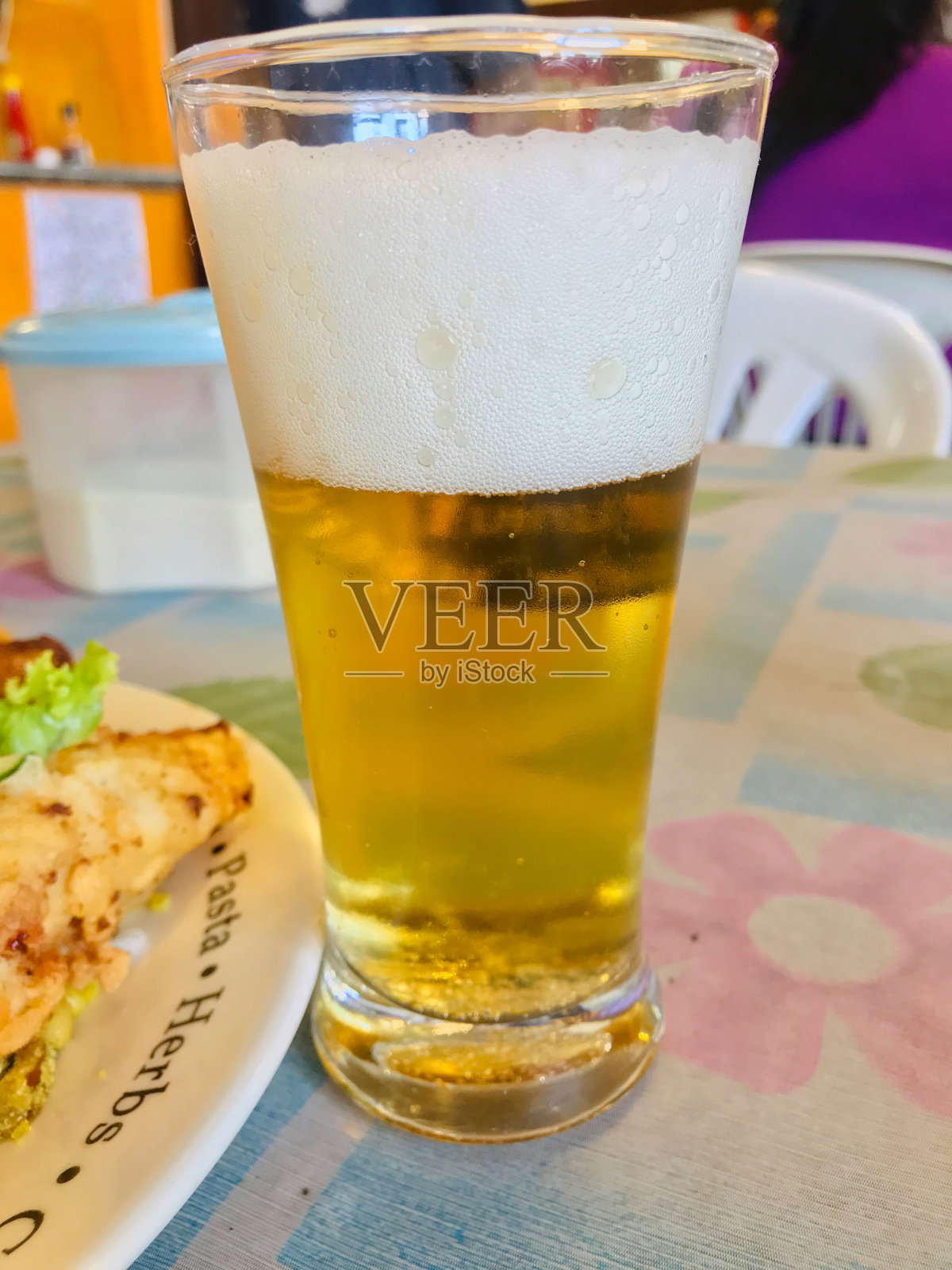 啤酒节日。一杯啤酒。酒吧的食物照片摄影图片