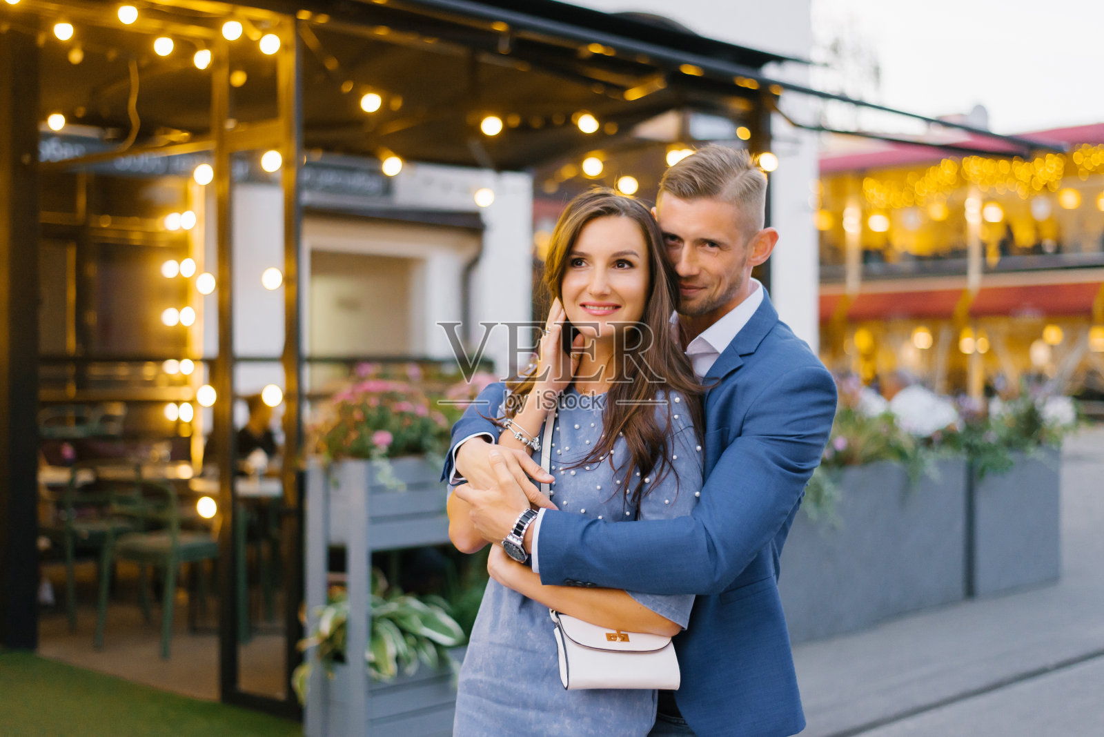 年轻时尚的情侣在夏天漫步在城市里照片摄影图片