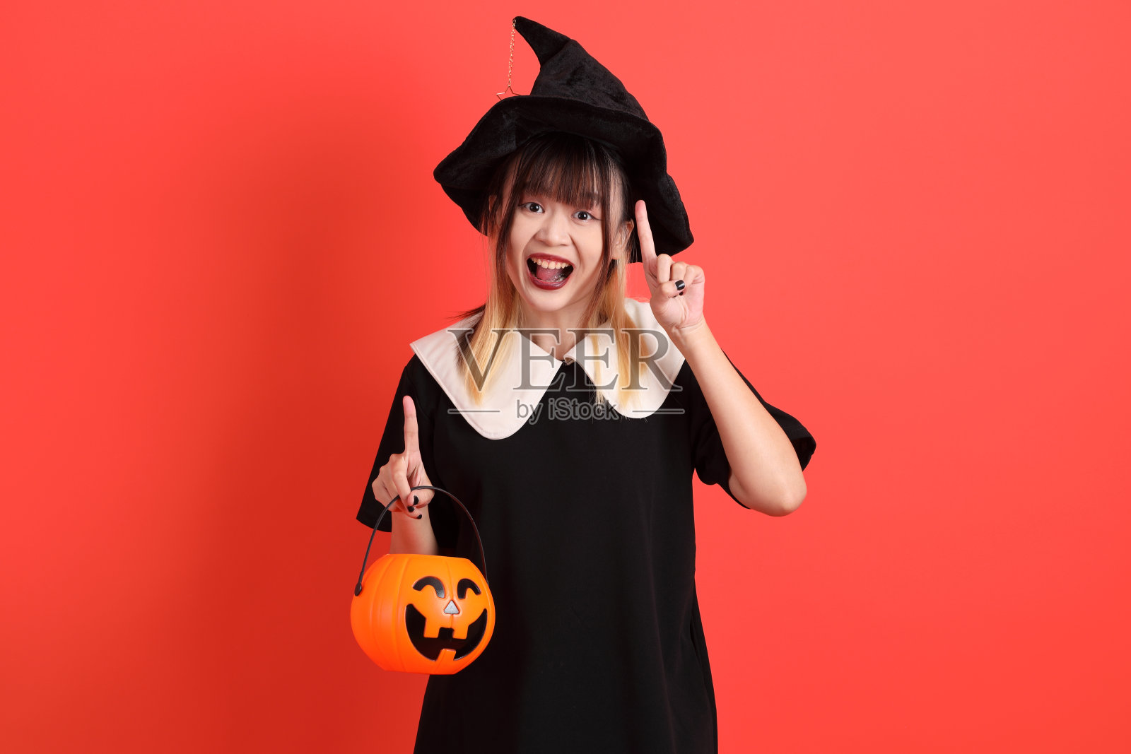 20多岁亚洲女人万圣节照片摄影图片