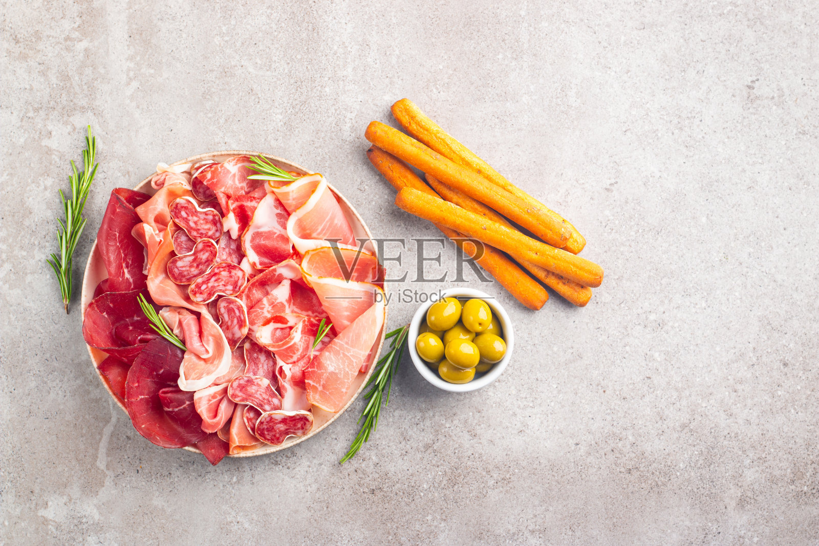 熟食店。开胃菜:肉拼盘配意大利腊肠、意大利熏火腿或火腿和橄榄。照片摄影图片