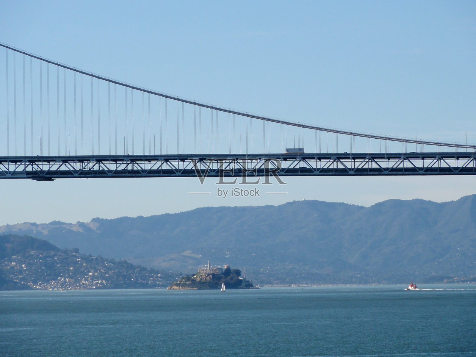 海湾大桥和恶魔岛帆船照片摄影图片