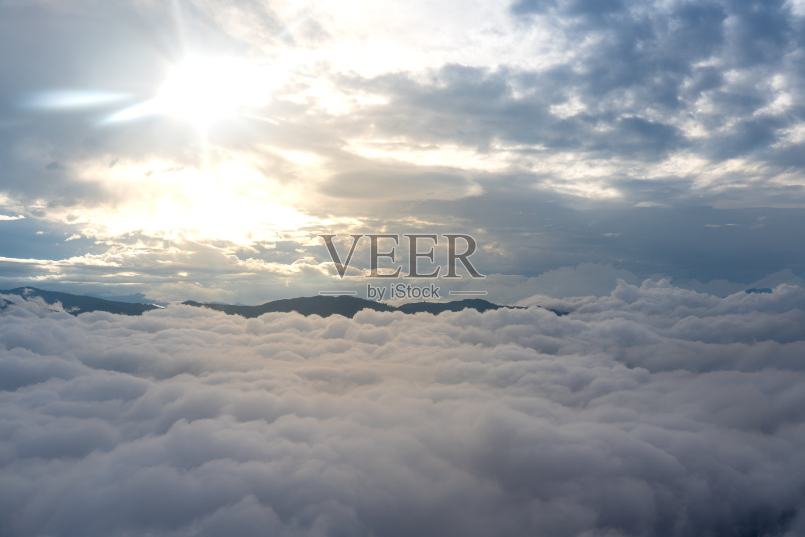 哥伦比亚的山顶被云包围。照片摄影图片