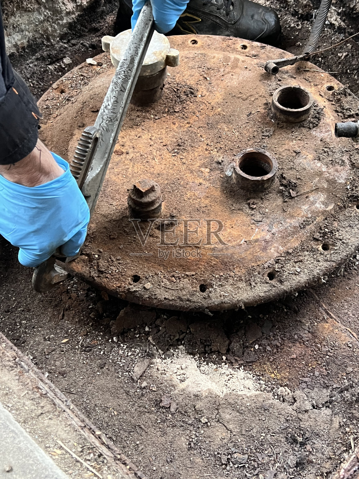 清洗和安全一个旧的地下柴油罐照片摄影图片