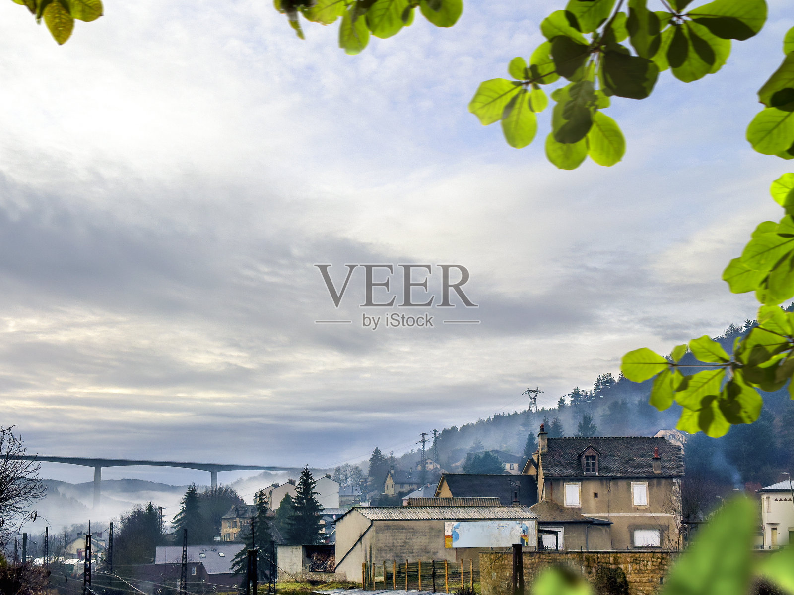 小山城，晨雾中的乡村风光照片摄影图片