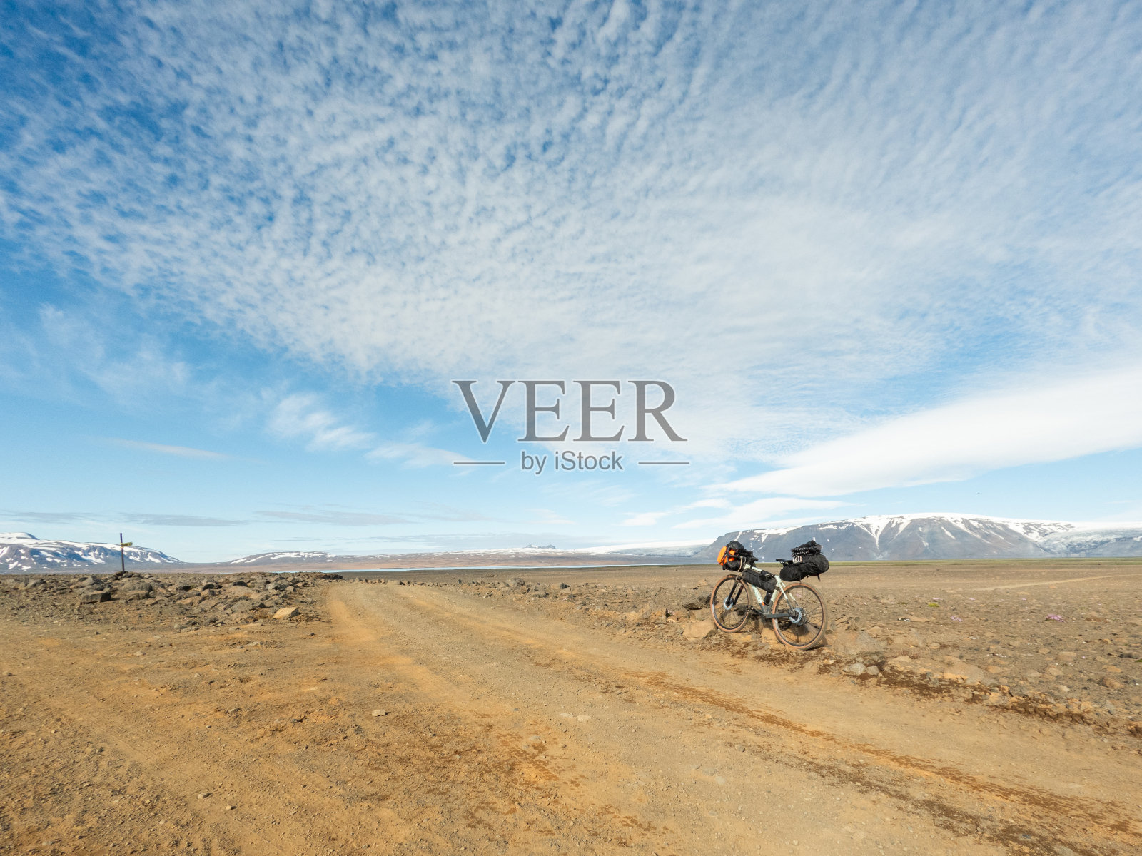 拥挤的自行车在岩石路径与山景照片摄影图片