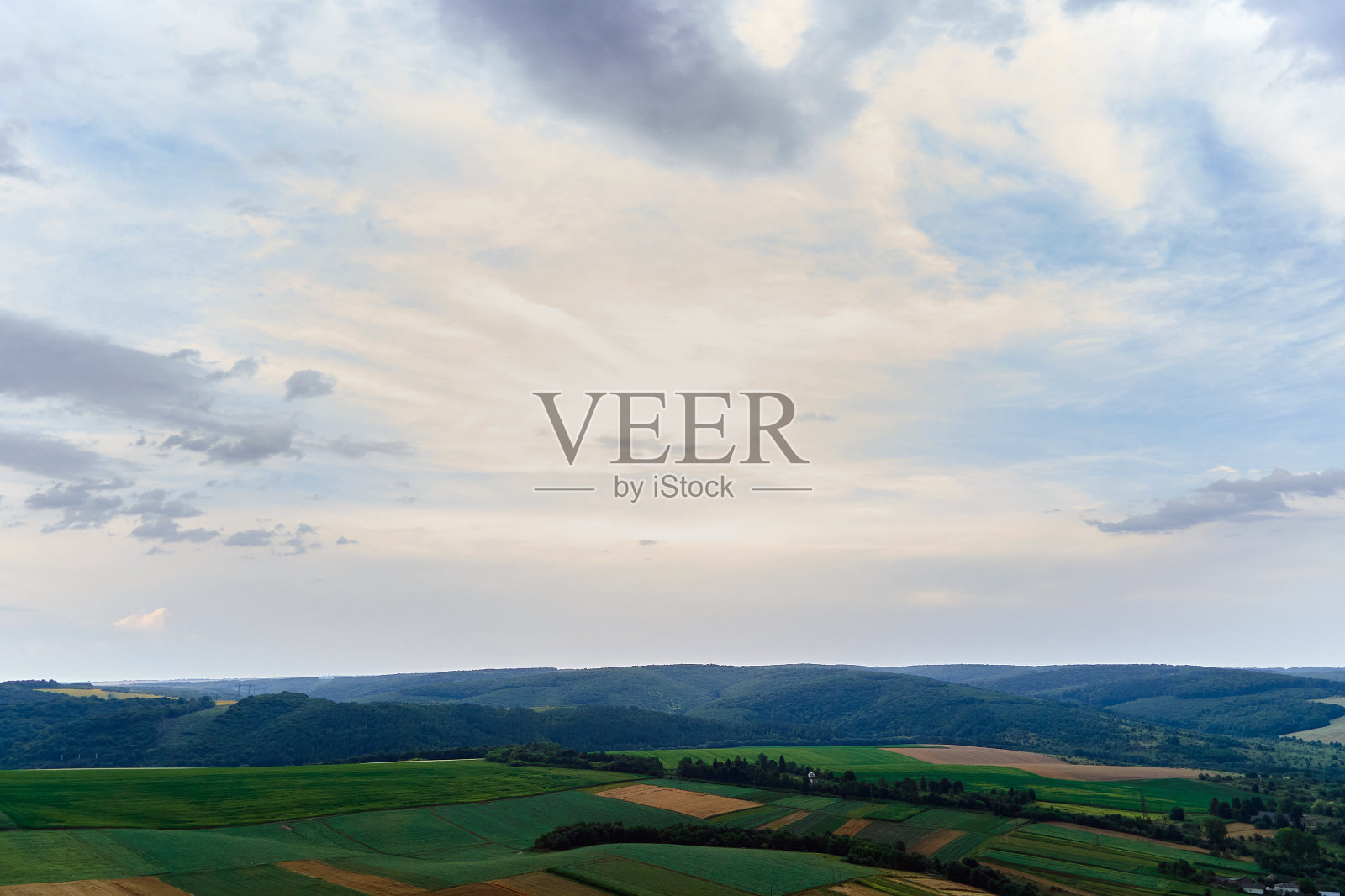 阳光明媚的夏日，正在生长的绿色农田鸟瞰图照片摄影图片