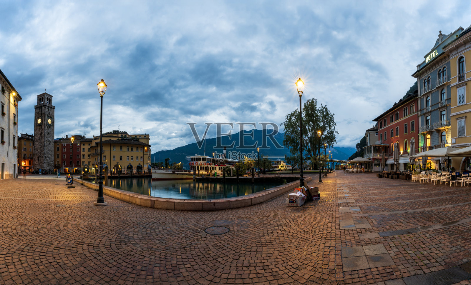 加尔达河的老港口照片摄影图片