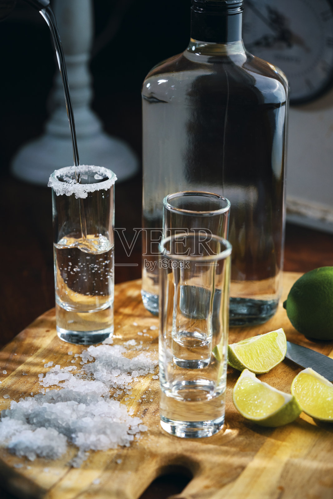 龙舌兰酒加盐和酸橙照片摄影图片