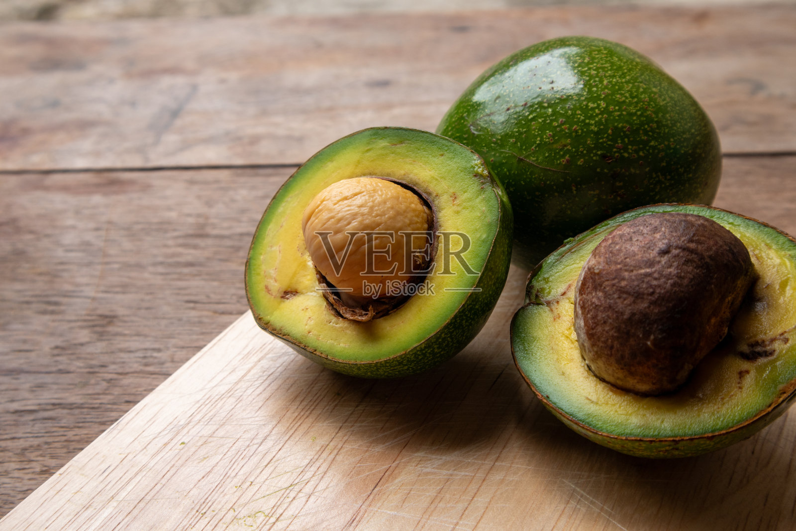 皮特森牛油果表面光滑，有圆点，果实呈黄绿色。果肉黄色，种子不大。照片摄影图片