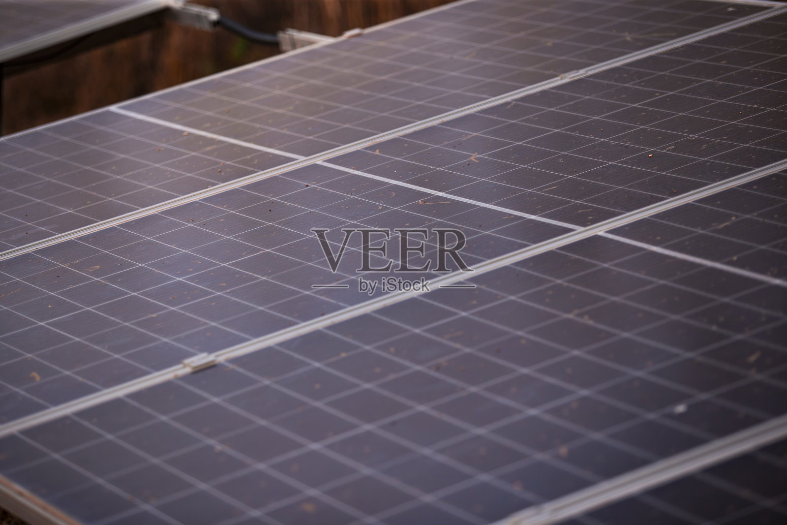 表面有污垢的太阳能电池板照片摄影图片