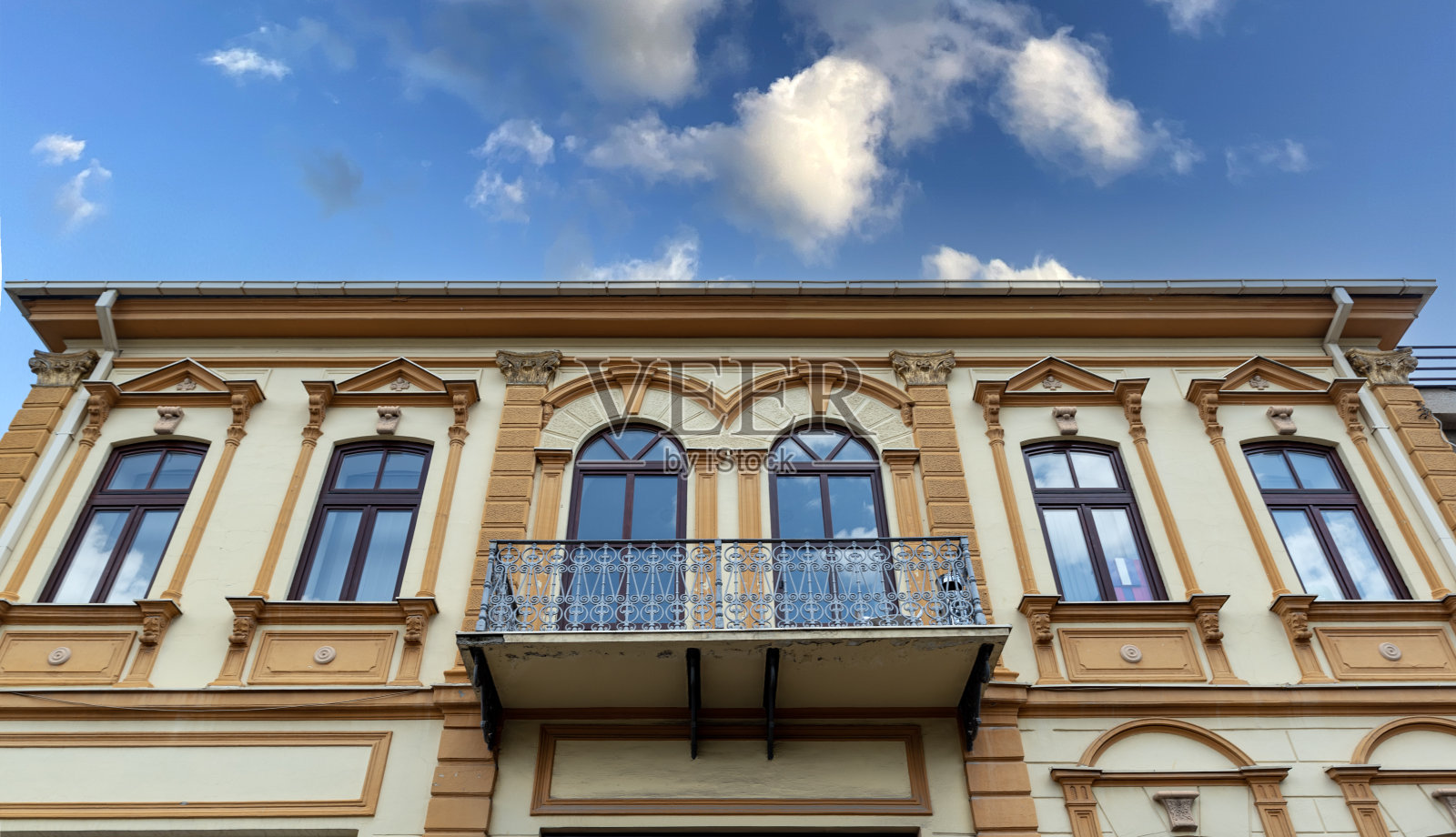 带阳台的老巴尔干房子照片摄影图片